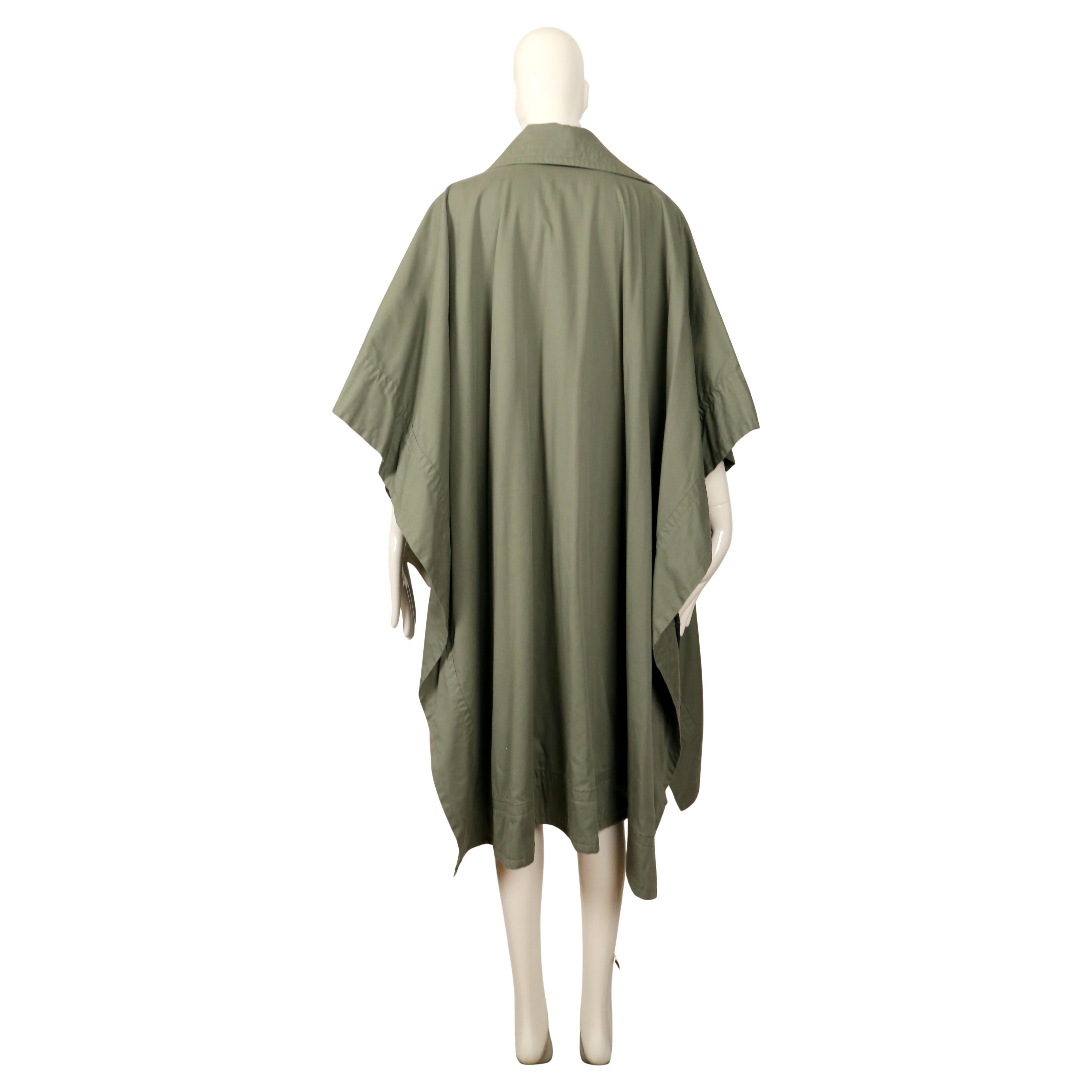 1970's YVES SAINT LAURENT khaki green cotton poplin cape with plaid lining For Sale 2