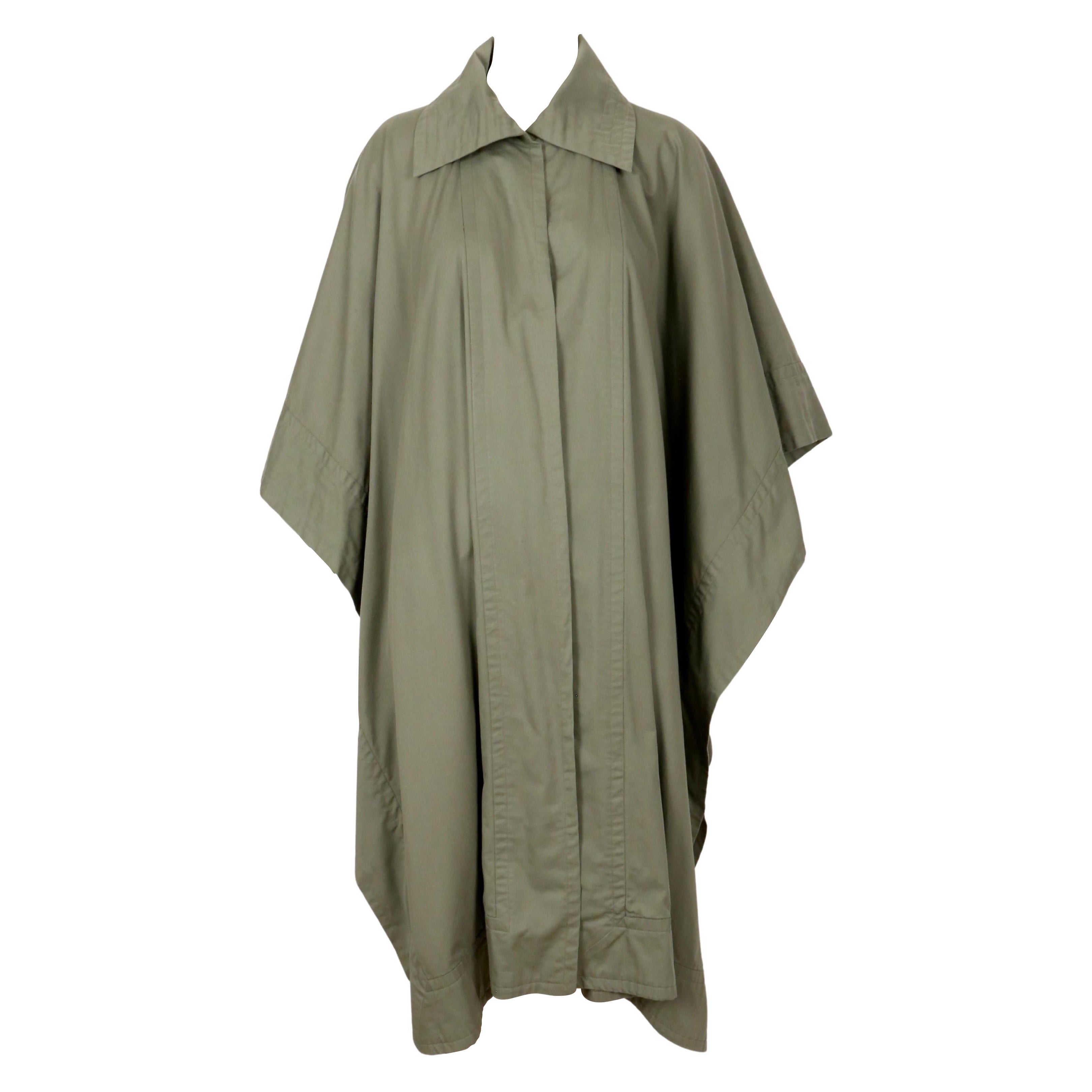 Cape en popeline de coton vert kaki avec doublure écossaise, YVES SAINT LAURENT, années 1970 en vente
