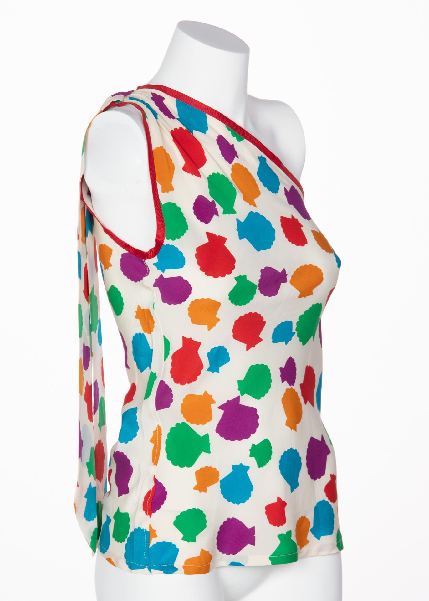 1970er Jahre Yves Saint Laurent Mehrfarbige Muschelbluse mit einer Schulter YSL (Beige) im Angebot