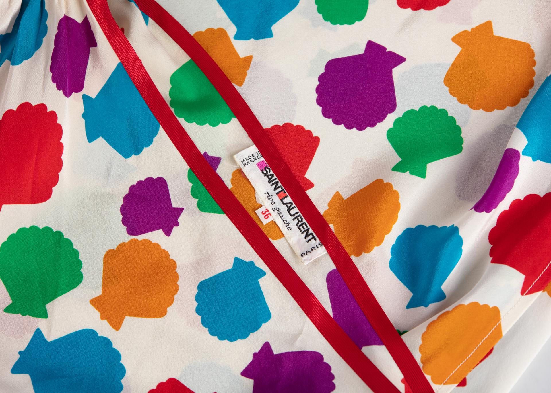 1970er Jahre Yves Saint Laurent Mehrfarbige Muschelbluse mit einer Schulter YSL Herren im Angebot