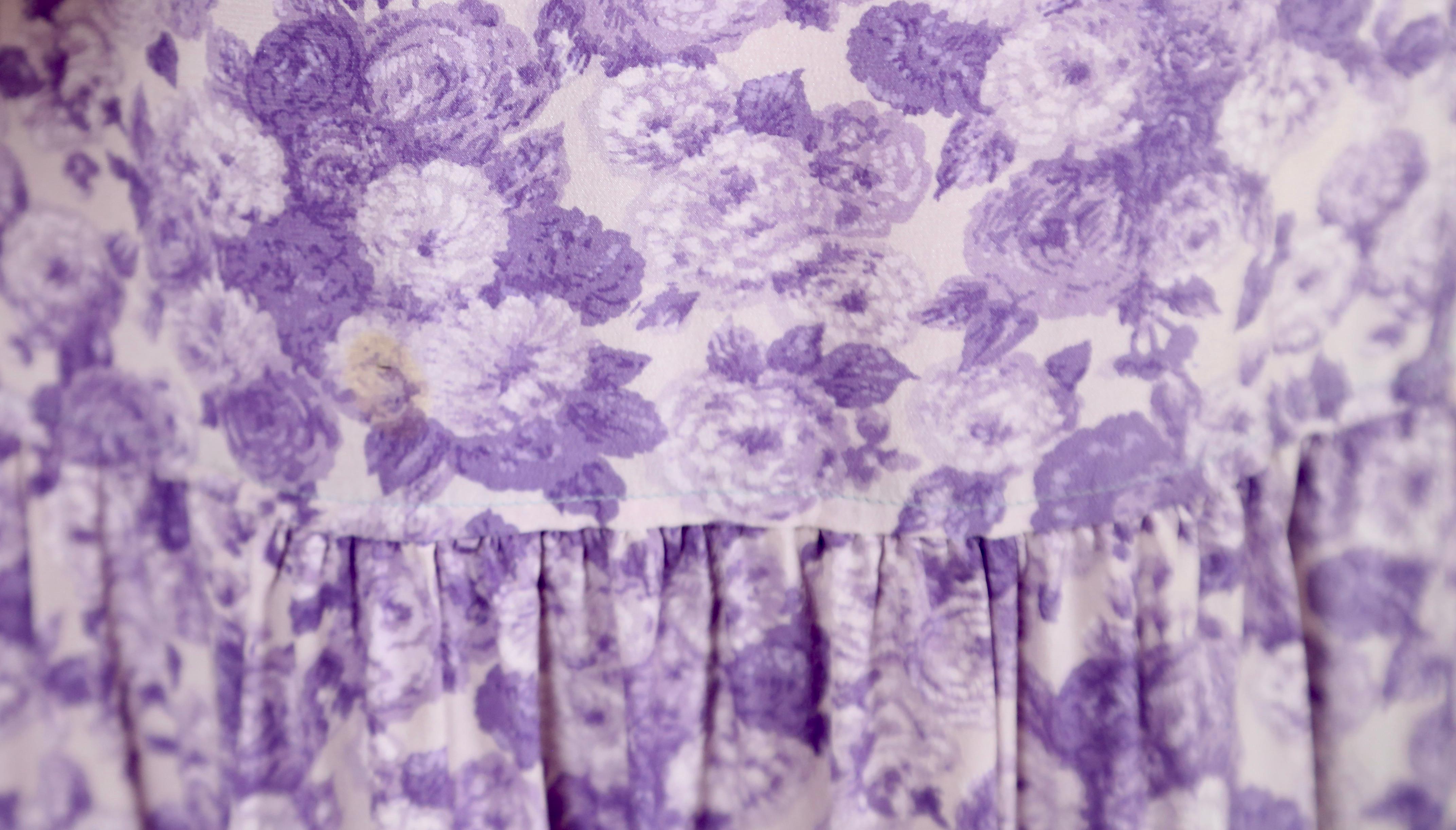 YVES SAINT LAURENT Robe à fleurs en soie violette rive gauche, années 1970  en vente 4