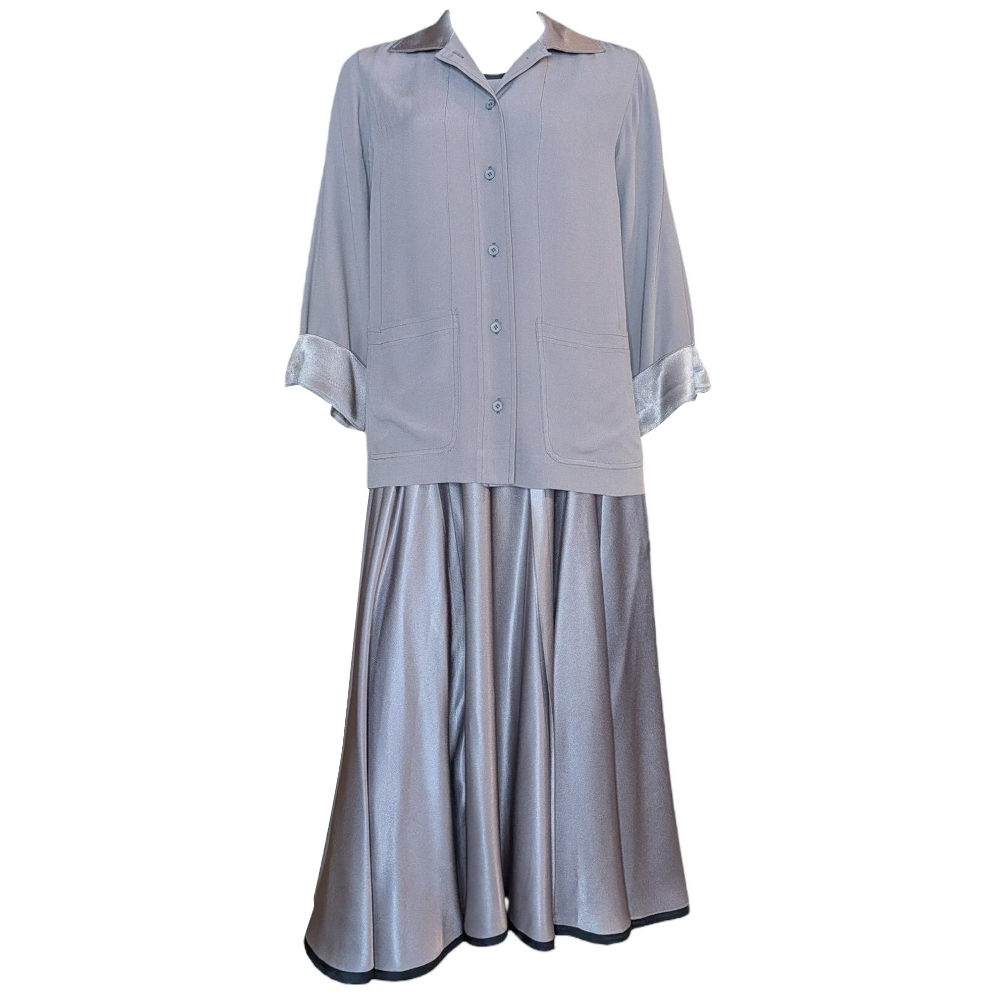 Esempio squisito della raffinata etica del design di Yves Saint Laurent, questo completo a tre pezzi degli anni '70 della sua linea Rive Gauche mette in mostra una sartoria magistrale e un'eleganza senza tempo. Realizzato in una luminosa charmeuse