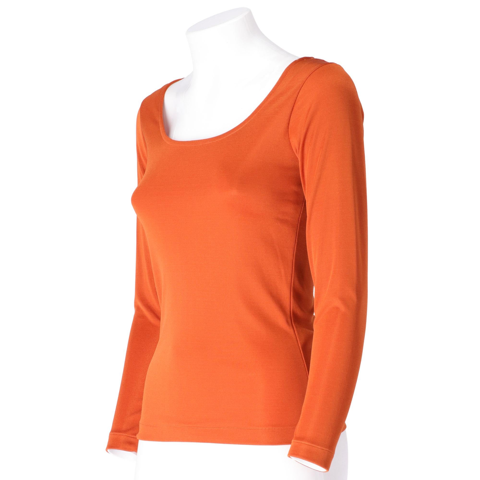 Yves Saint Laurent top in rust-colored synthetic stretch fabric, wide round neckline and long sleeves; slim fit.
Year: 70s

Made in France

Size: 38 FR

Linear measures

Height: 57 cm
Bust: 35 cm
Shoulders: 36 cm
Sleeves: 54 cm