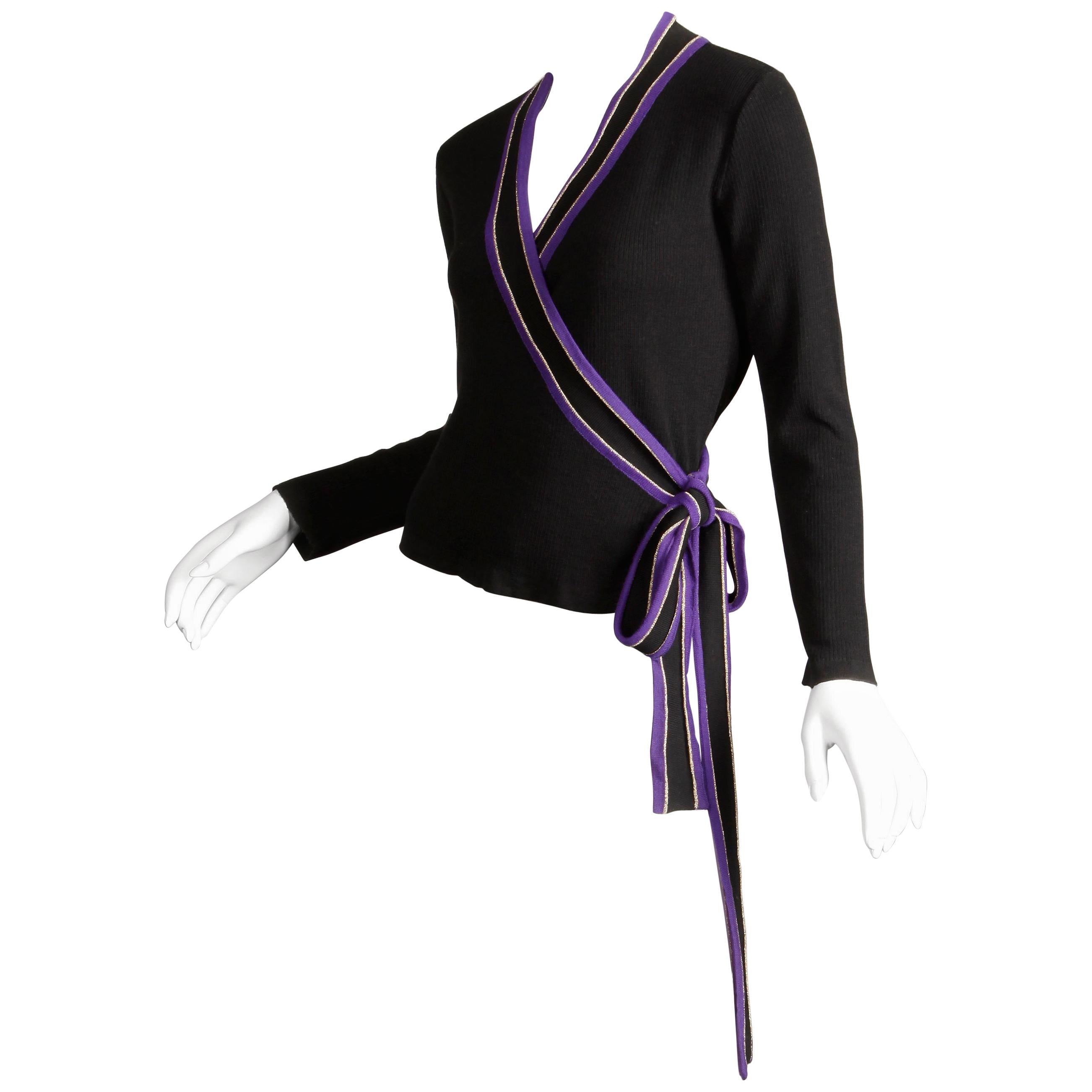 Yves Saint Laurent Haut/pull portefeuille vintage en tricot violet, noir et or, années 1970 Excellent état - En vente à Sparks, NV