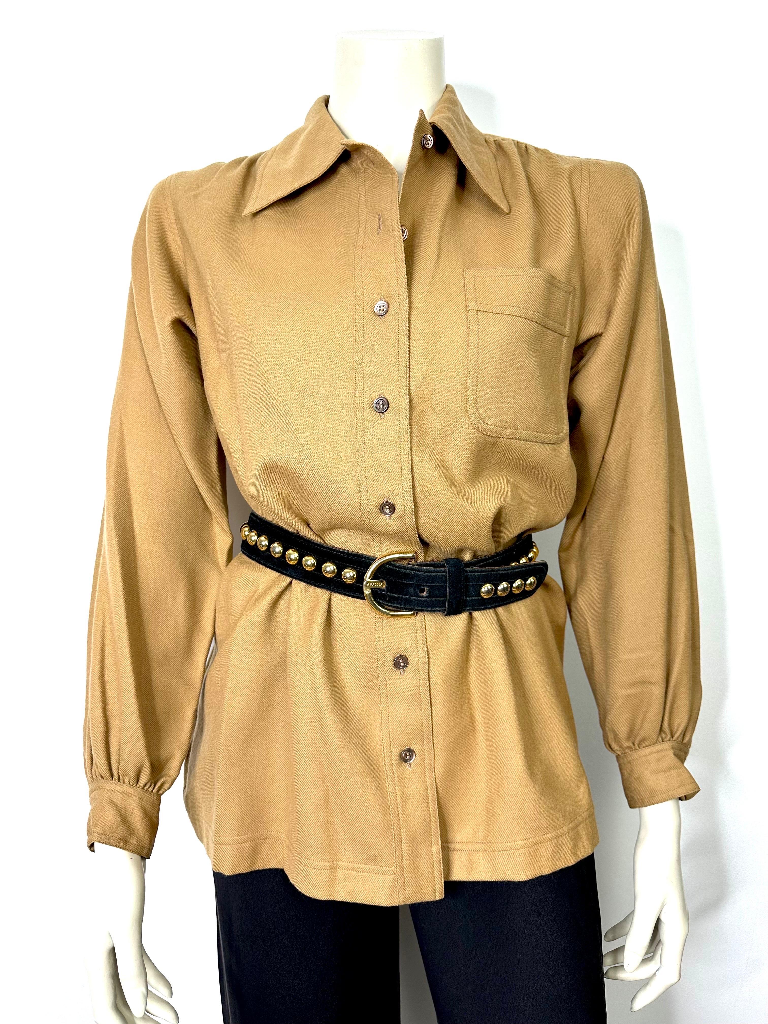 Chemise Yves saint Laurent Rive gauche 1970, style safari, en laine brune, non doublée, boutonnée sur le devant et aux poignets.
Une poche plaquée sur la poitrine.
Épaules et dos plissés.
Col pointu attrayant.
Taille 40, se référer aux