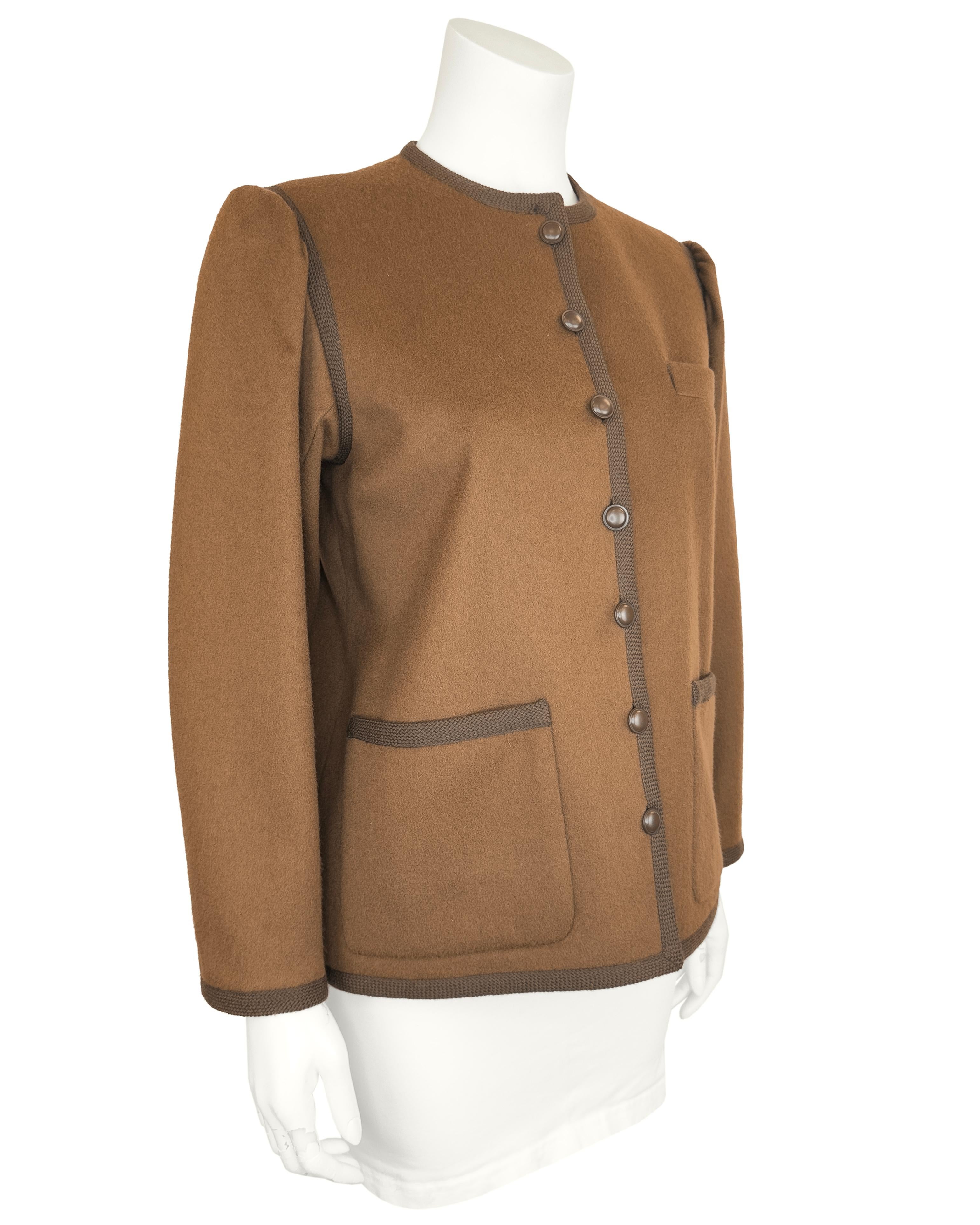 YSL Yves Saint Laurent giacca in lana marrone con tasche anteriori applicate e finiture a treccia intrecciata lungo il colletto, l'abbottonatura, i polsini, le spalle e la parte superiore delle tasche. Bottoni sul davanti con bottoni tonali in