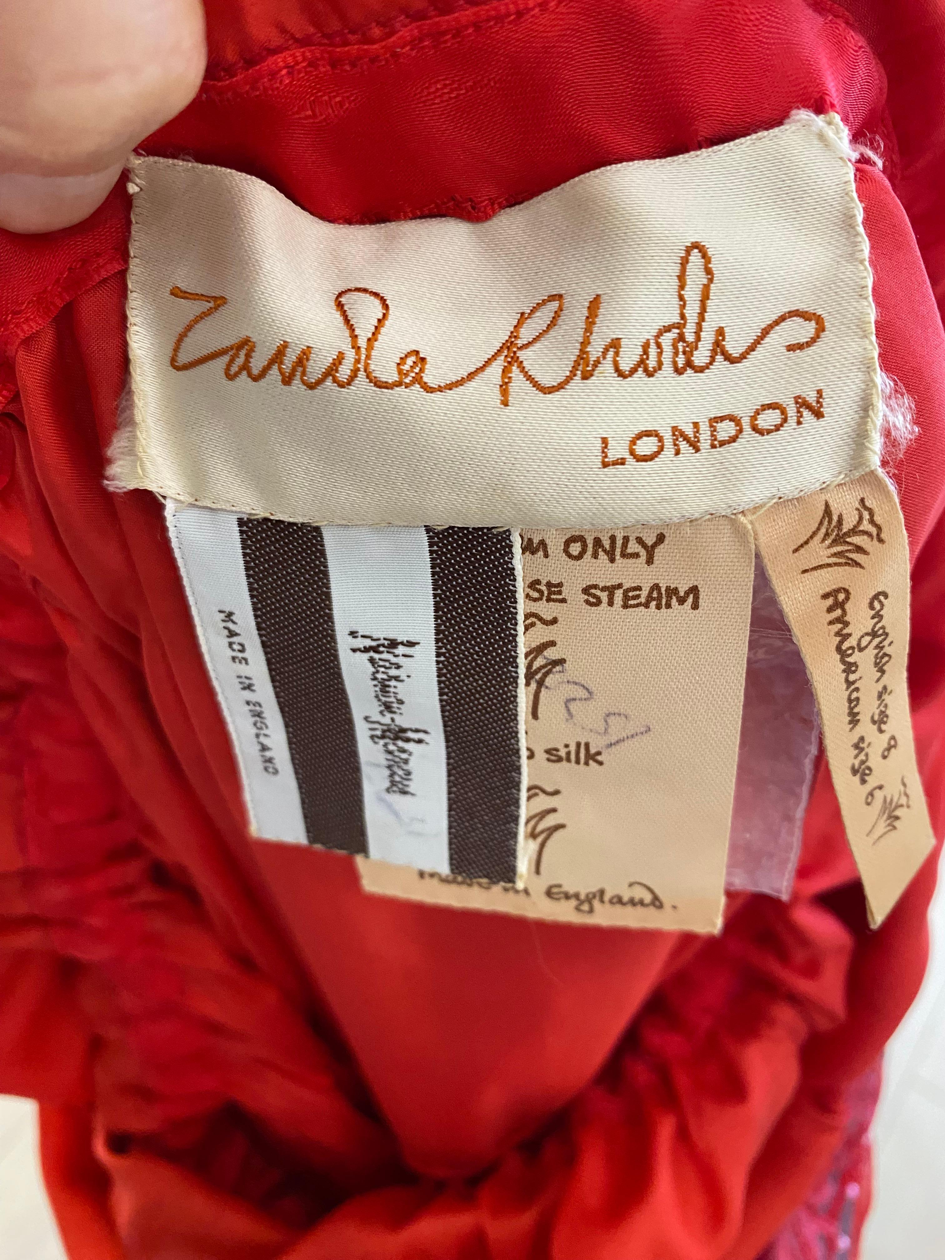 Rot-blaues, schulterfreies Chiffonkleid aus Seide von Zandra Rhodes aus den 1970er Jahren. Perfekt für das Sommercocktailkleid.
Das Kleid wird mit einem blauen Seidenband geliefert,
Passend für uns 4/6/8
Büste : 38