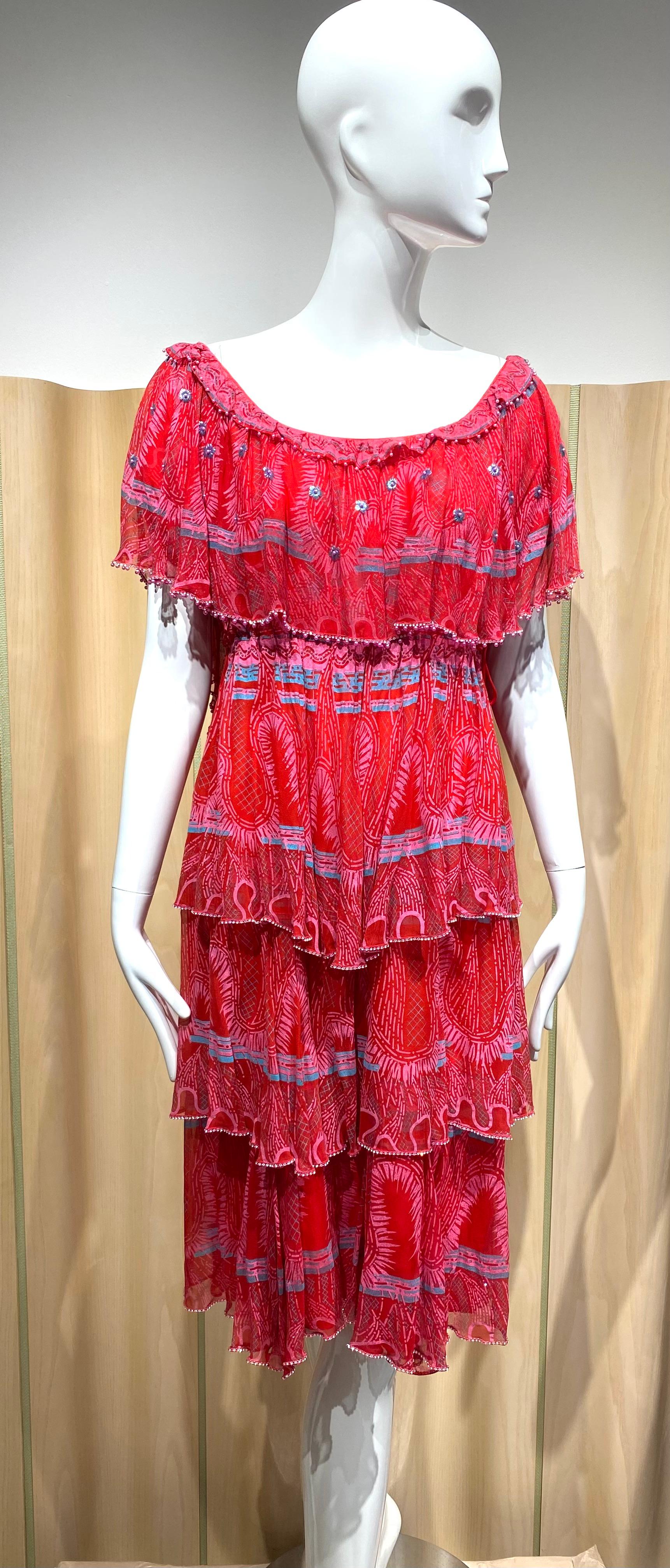 1970er Zandra Rhodes Rotes und blaues schulterfreies Seidenkleid mit Druck im Zustand „Gut“ im Angebot in Beverly Hills, CA
