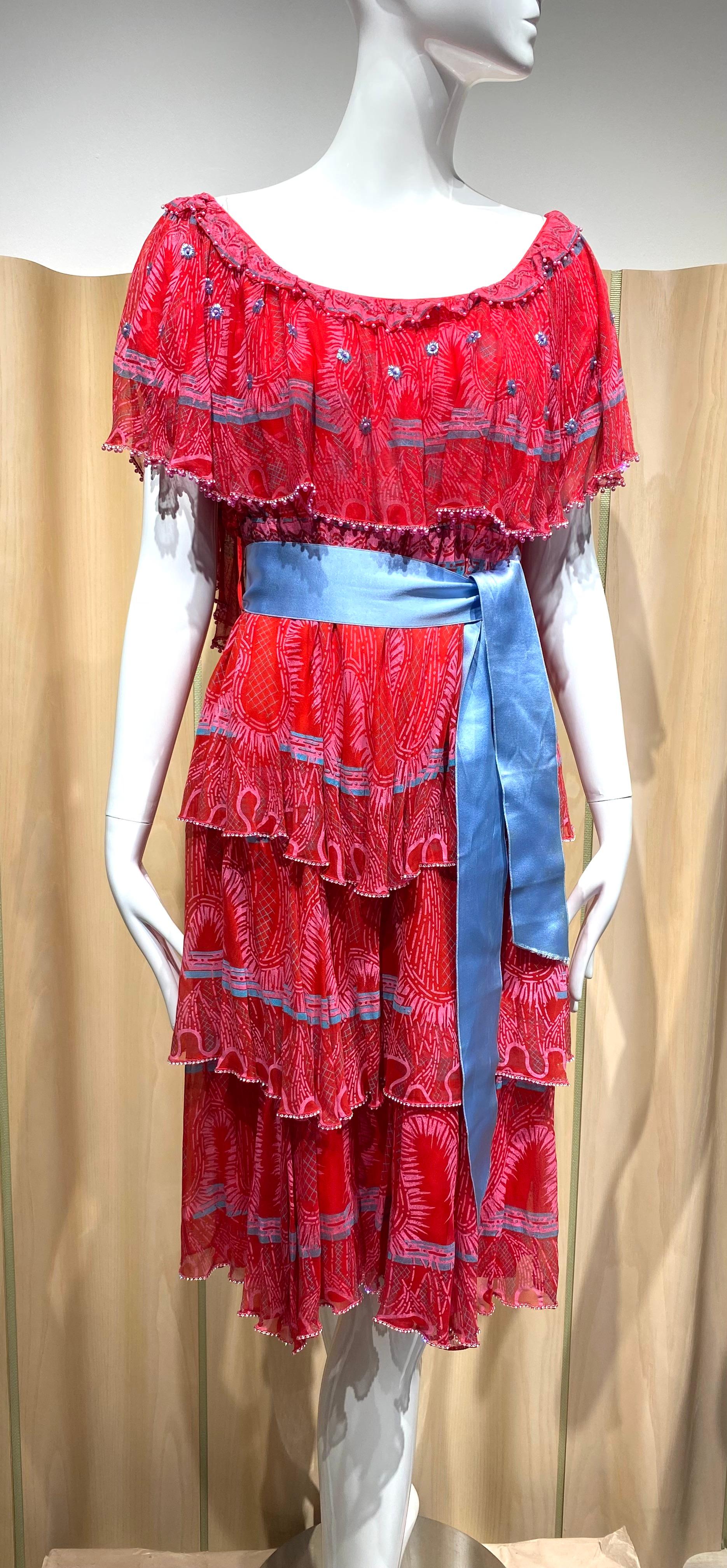 1970er Zandra Rhodes Rotes und blaues schulterfreies Seidenkleid mit Druck Damen im Angebot
