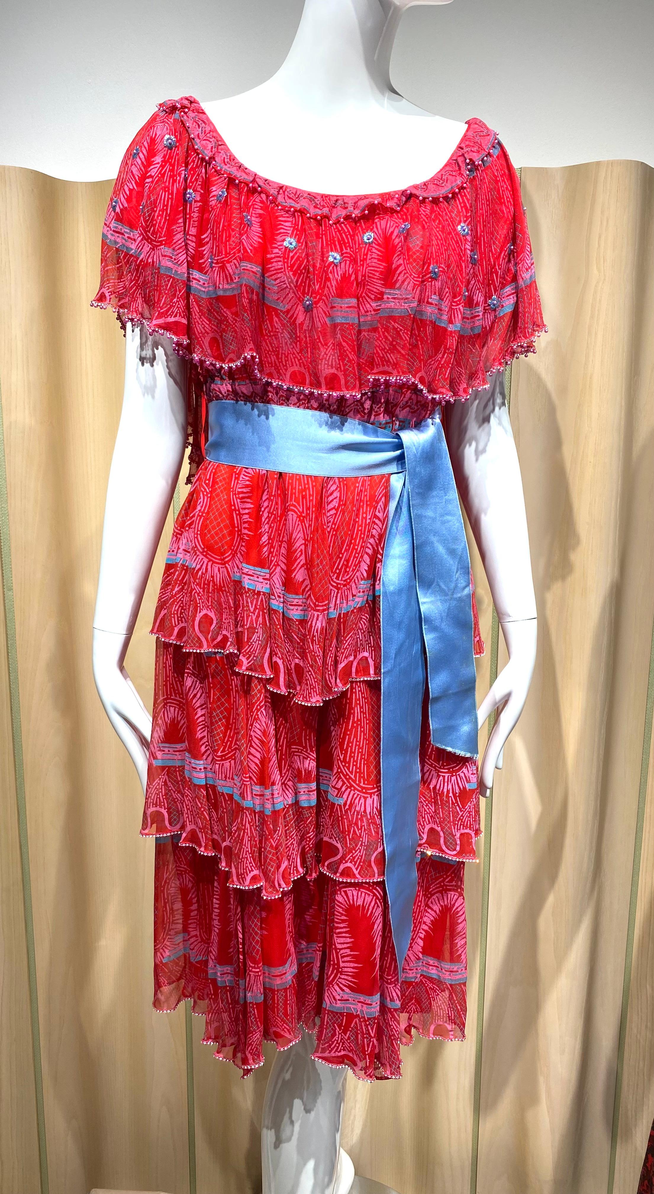 1970er Zandra Rhodes Rotes und blaues schulterfreies Seidenkleid mit Druck im Angebot 1