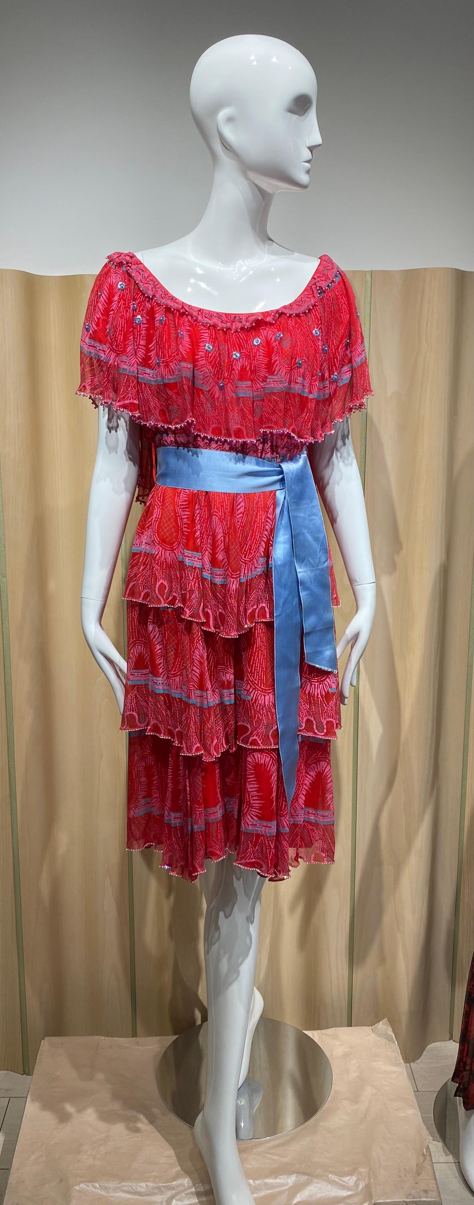 1970er Zandra Rhodes Rotes und blaues schulterfreies Seidenkleid mit Druck im Angebot 4