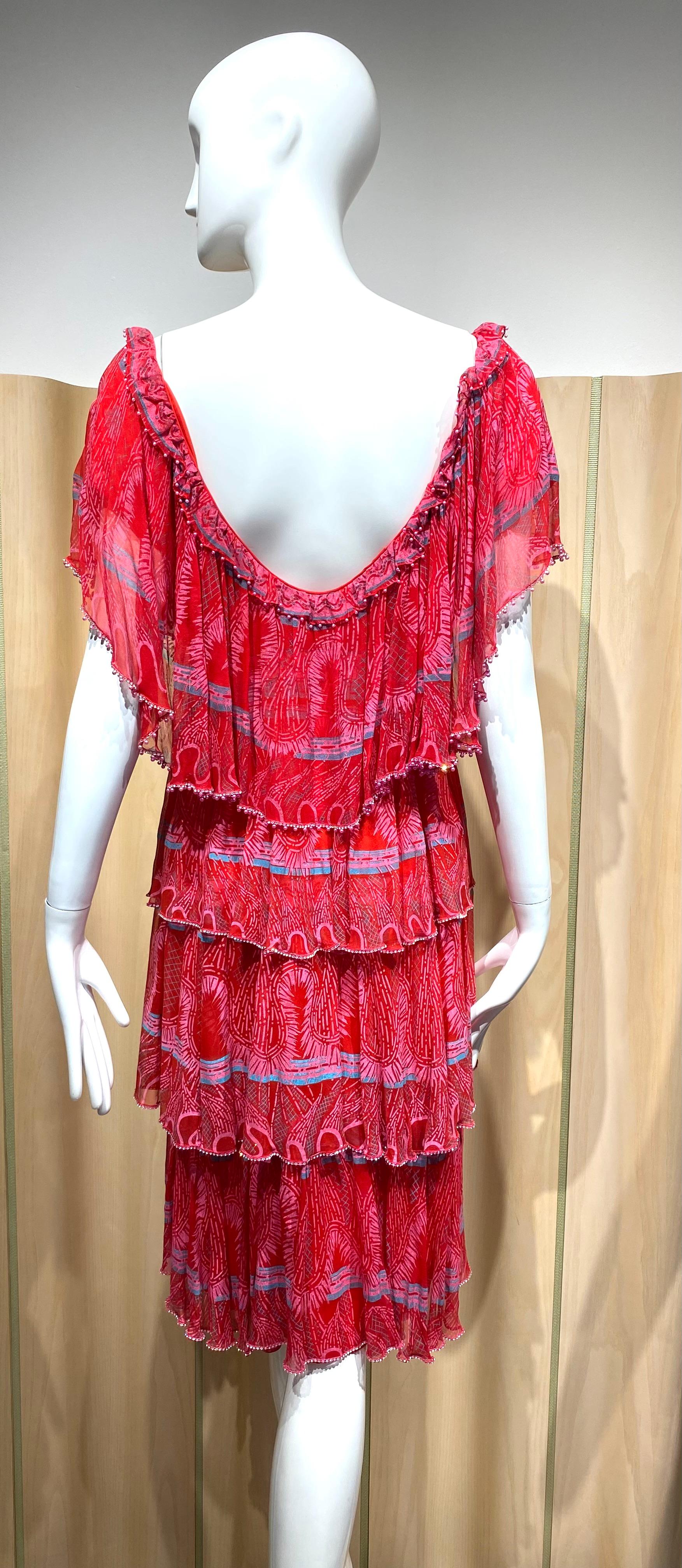 1970er Zandra Rhodes Rotes und blaues schulterfreies Seidenkleid mit Druck im Angebot 5