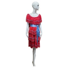 Zandra Rhodes, abito in seta con stampa rossa e blu, anni '70, fuori dalla spalla