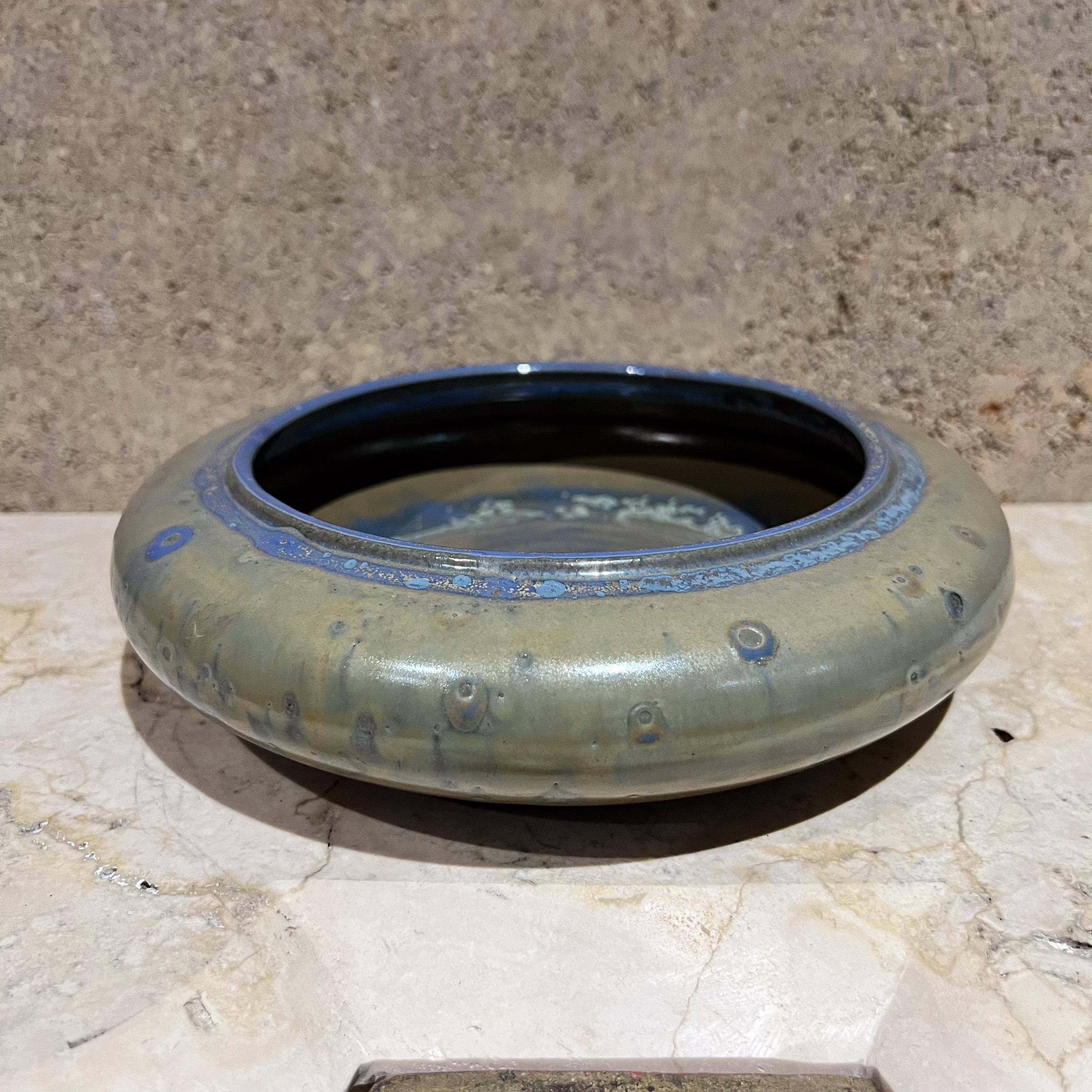 1970er Jahre Zanesville Ohio Moderne Keramik Kunst Keramik Schüssel gesprenkelt blau  
Vintage Art Pottery kleine runde Schale für alles. 
Der Herstellerstempel ist schwer zu lesen.
2,5 h x 8,75 Durchmesser
Vintage aus Vorbesitz guter Zustand,