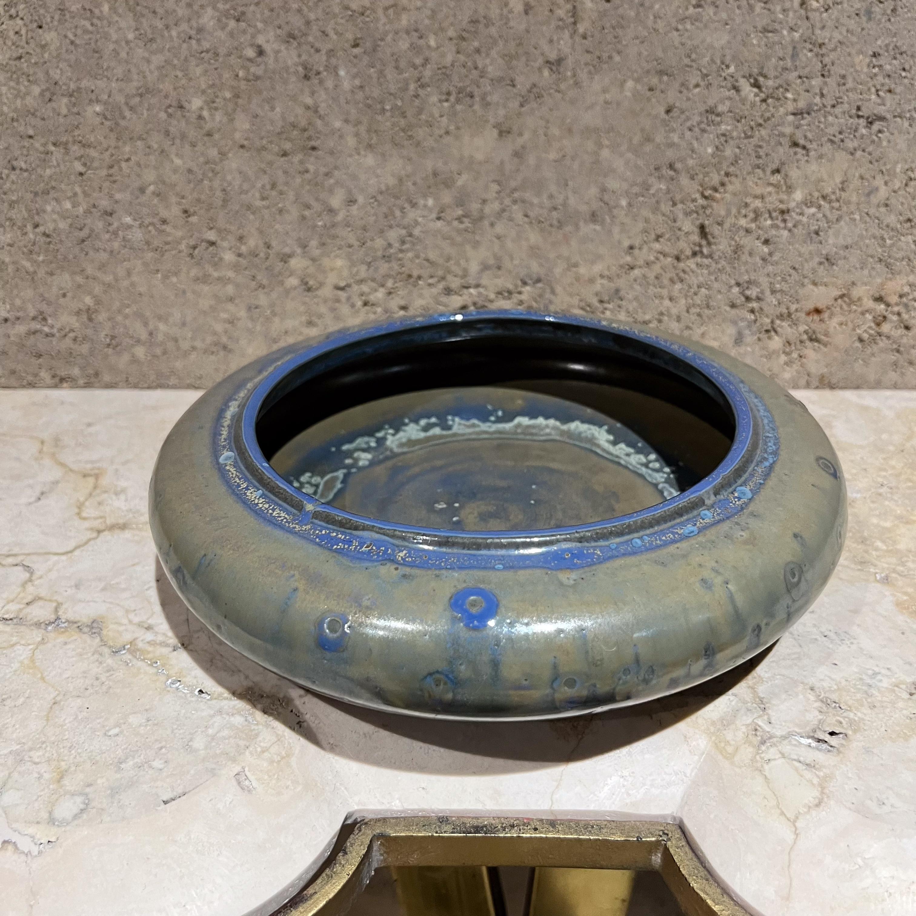 Kleine blaue Schale aus Steingut-Kunstkeramik von Zanesville, Ohio, 1970er Jahre im Angebot 1
