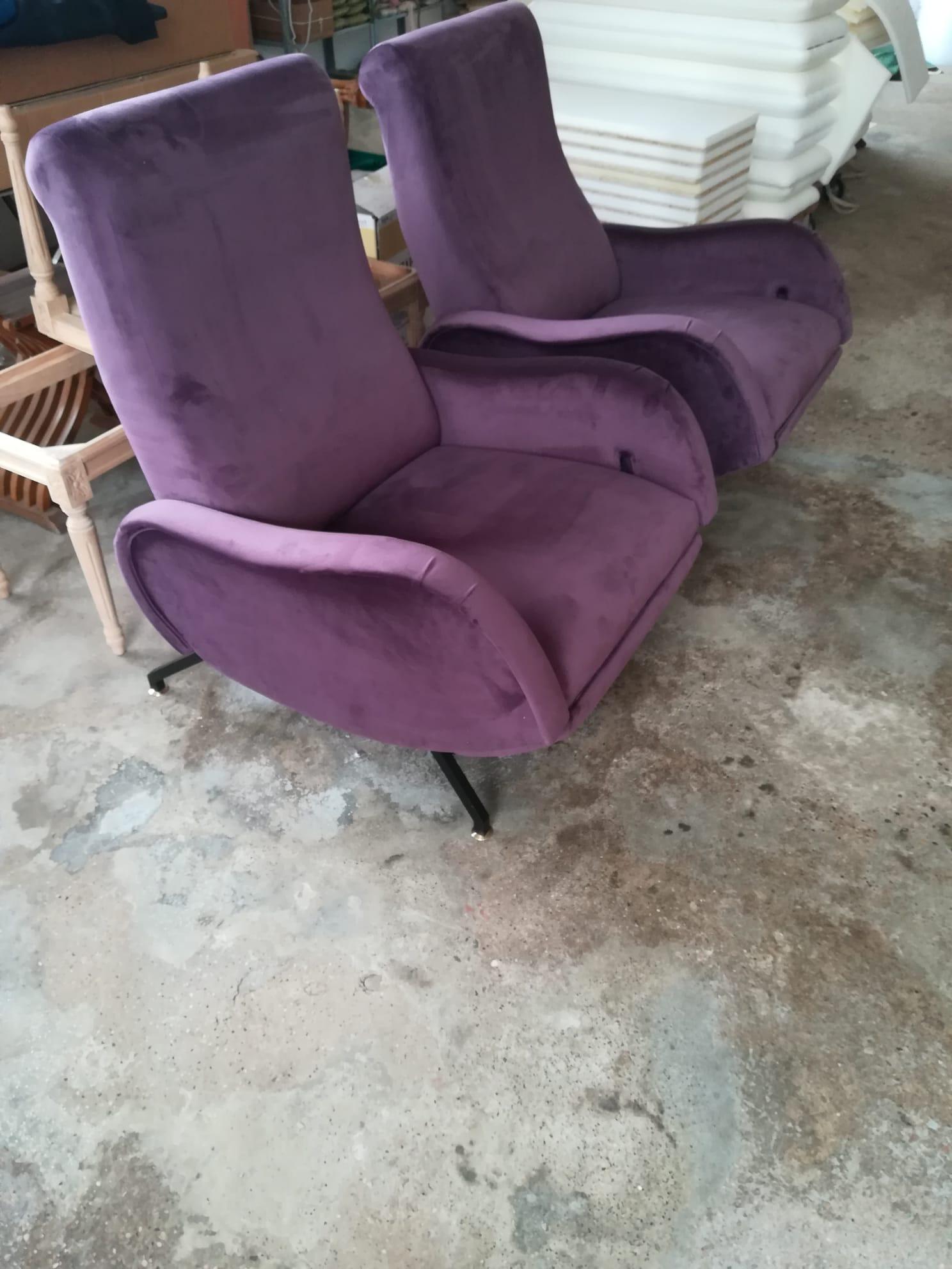 Deux fauteuils inclinables d'Italie des années 1970 Attribués à Zanuso. 
Rembourrées en velours violet, elles ont été attribuées à Zanuso pour les lignes, les formes et les proportions.
Le système d'inclinaison permet deux positions d'assise. En