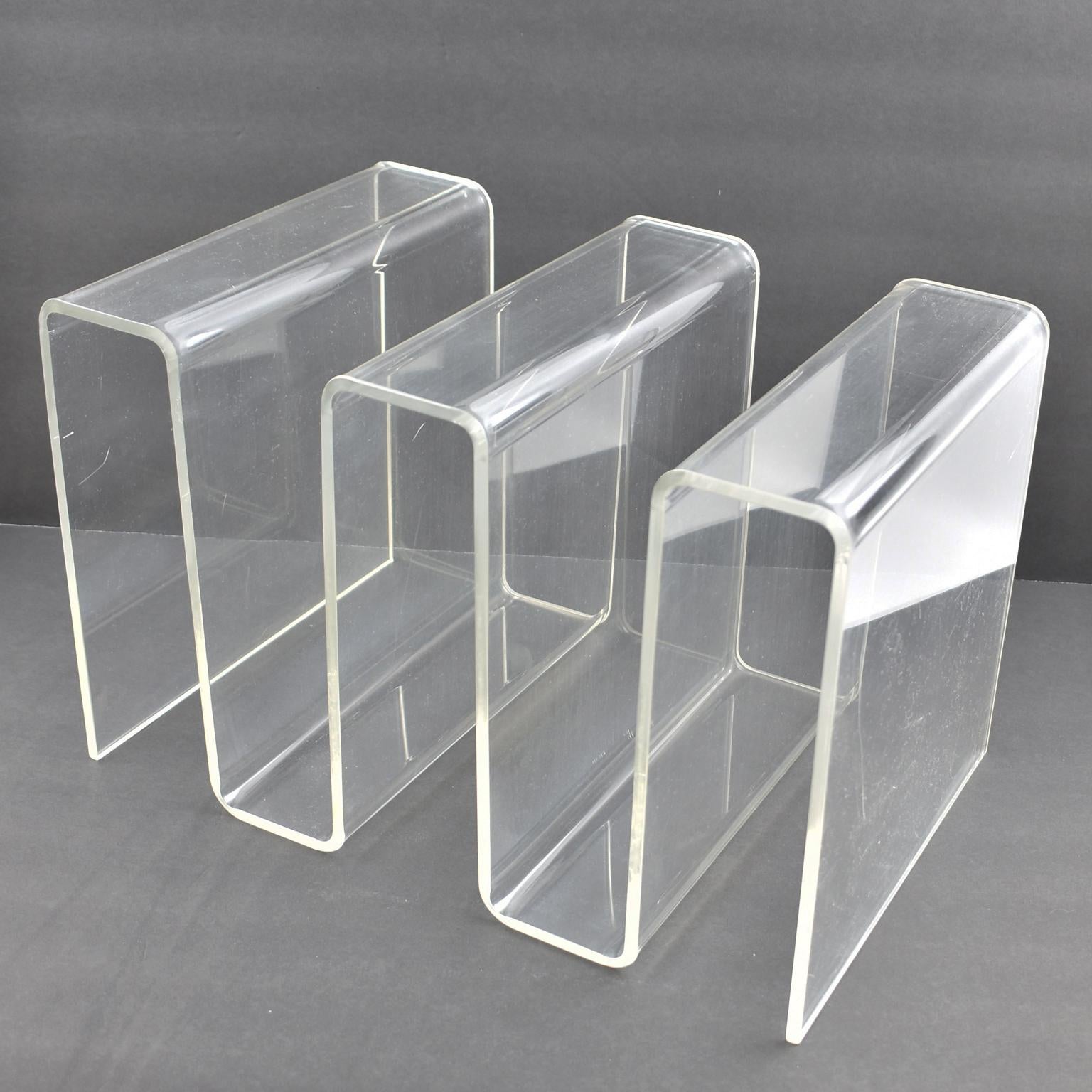 Incredible French 1970s Lucite magazine rack, stand, or holder. Versatile use in either a horizontal or upright position. It can also be used as a desk accessory letter holder. Large thick Lucite construction with wavy zig-zag shape. Great accessory