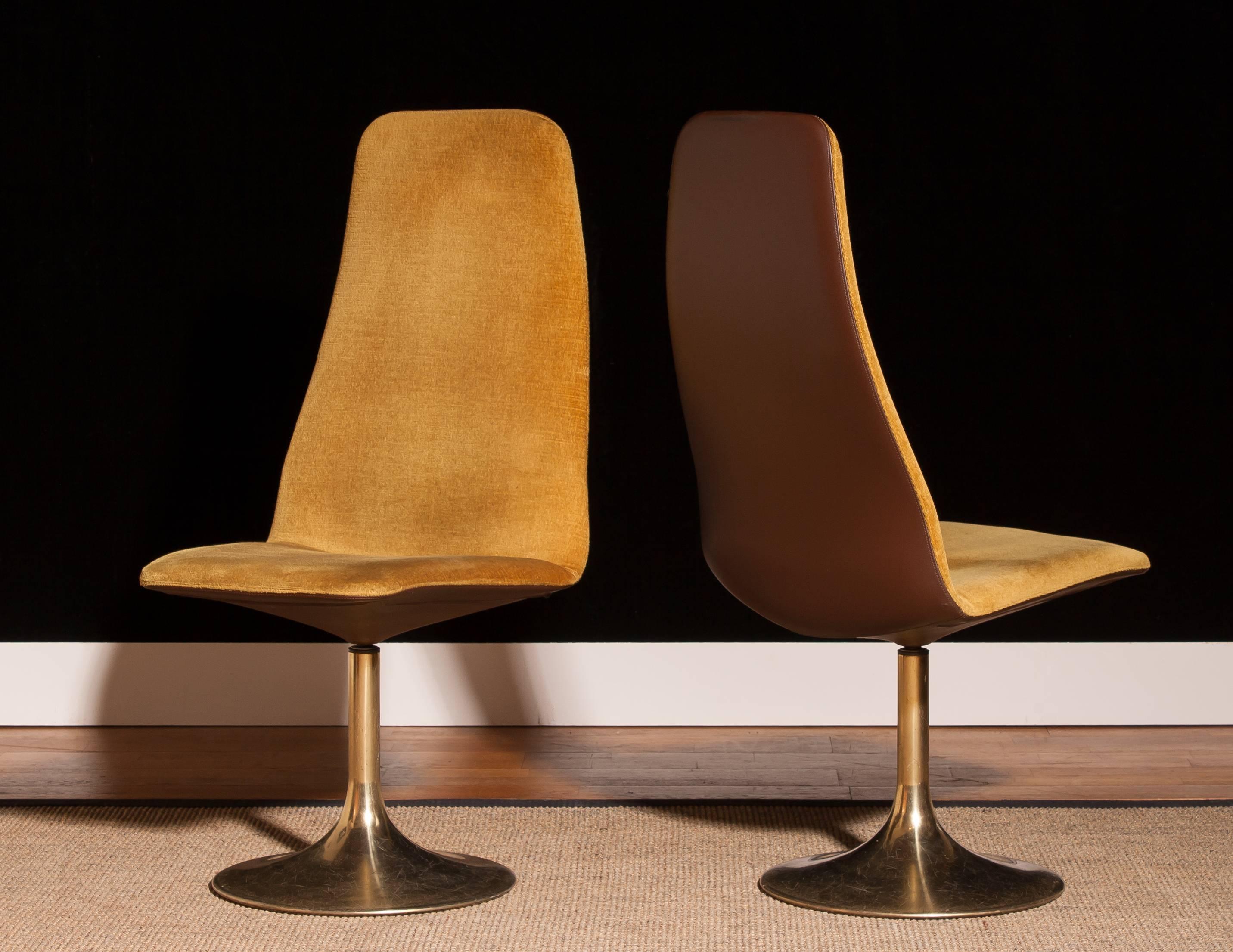 Very nice pair of swivel chairs by Johanson Design for Markaryd Sweden.
The chairs have a brass tulip swivel feet with golden velour and faux leather upholstery.
They are labelled.
Period 1970s
Dimensions: H 102 cm, W 50 cm, D 48 cm, SH 44 cm.