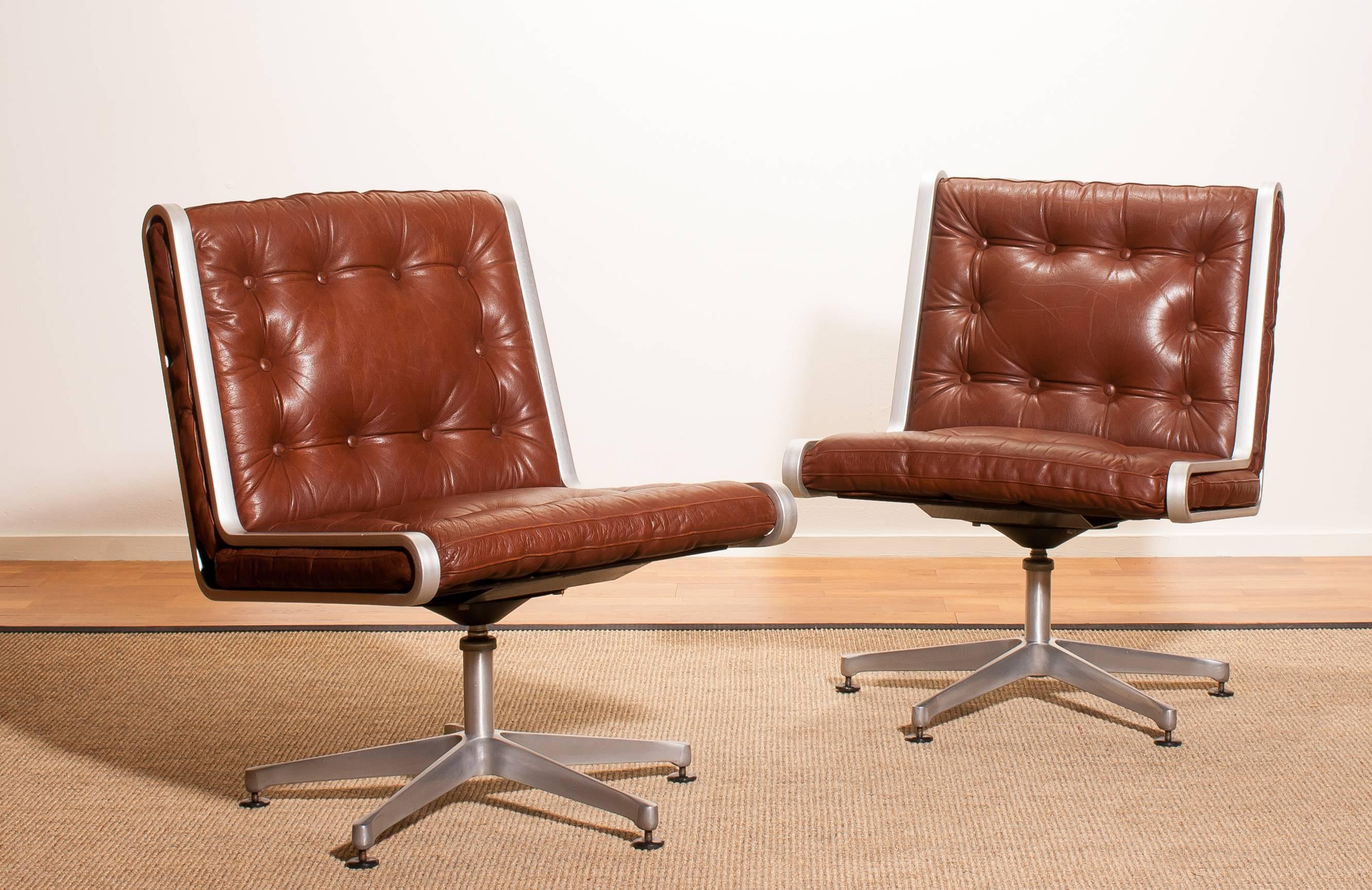 Very nice pair of swivel chairs.
These chairs are made of a brown leather seating on an aluminium swivel base.
They are in a beautiful condition.
Period 1970s
Dimensions H 82 cm, W 60 cm, D 57 cm, Sh 45 cm.