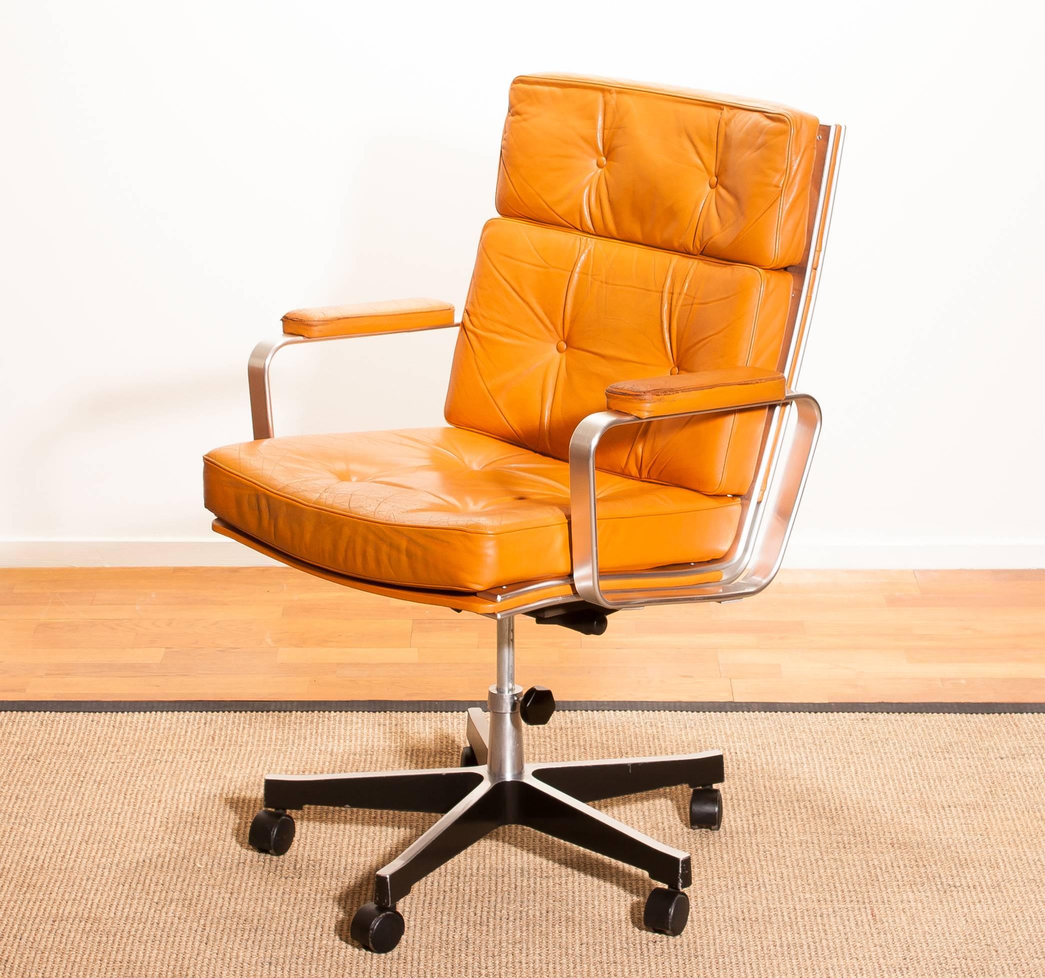 Suédois 1970:: Chaise de bureau en cuir et aluminium par Karl Erik Ekselius