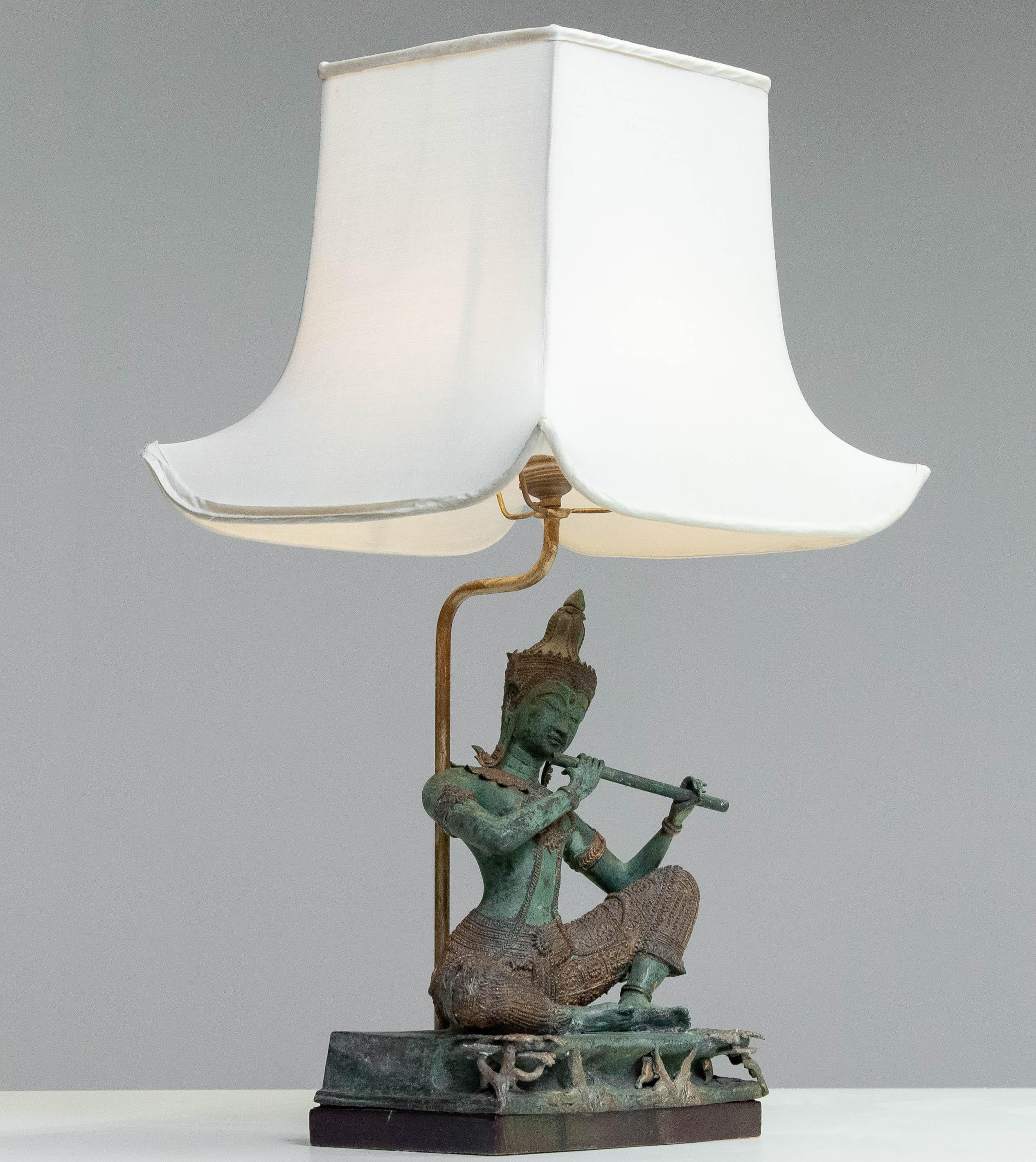 Tibetano Lampada da tavolo in bronzo di ispirazione tailandese degli anni '70 in vendita