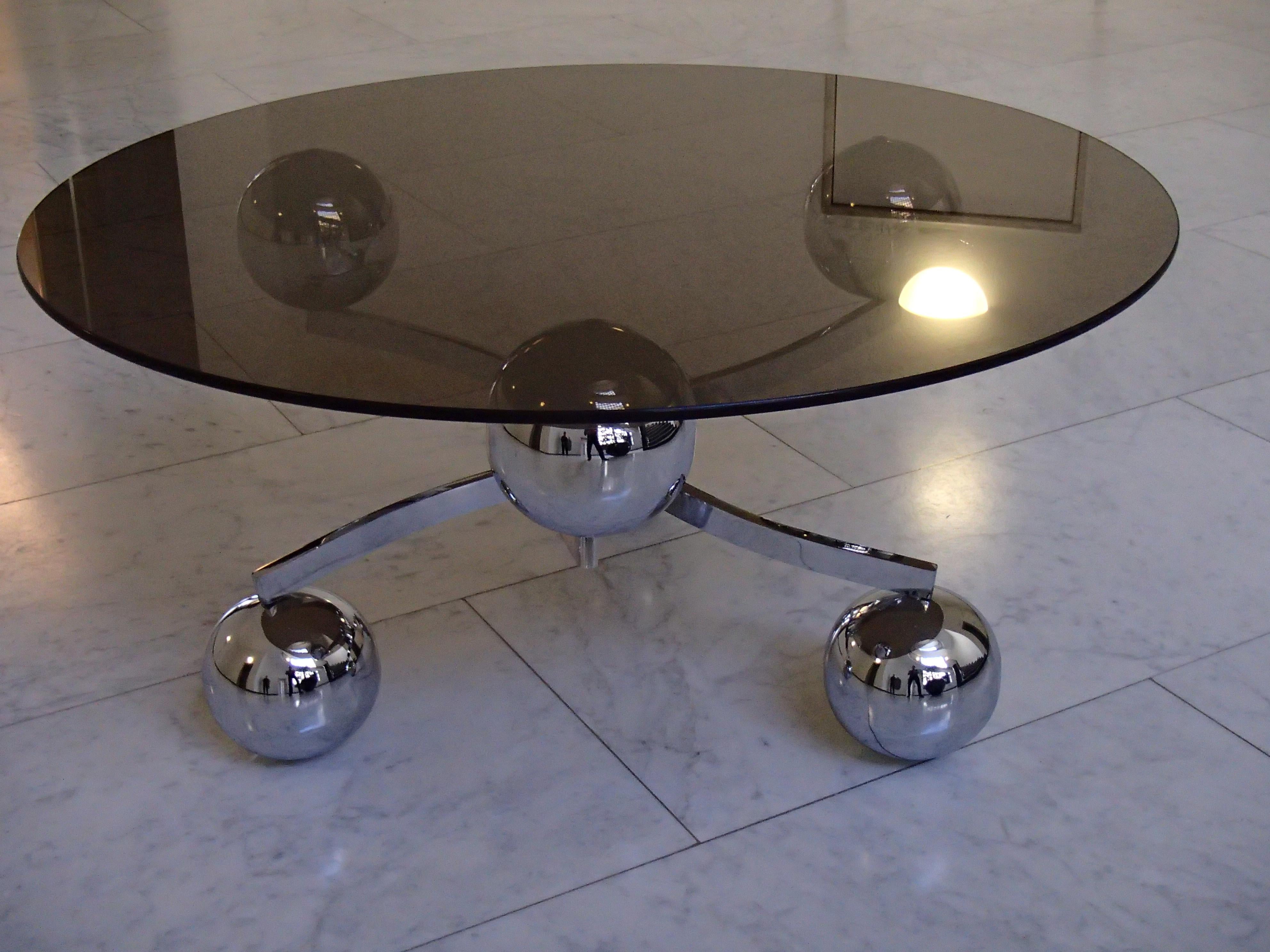 1970 This Planet Table basse chromée ronde dessus en verre brun en vente 7