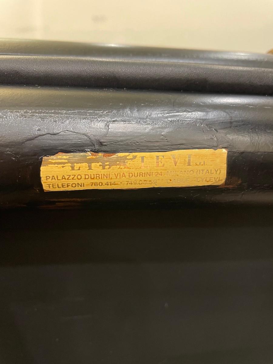 Satz von zwei McGuire-Direktorenstühlen.
Die Stühle bestehen aus einem schwarz lackierten Eichen- und Bambusgestell und sind mit Sitz und Rückenlehne aus Leder ausgestattet. Die Messingdetails und -stangen verleihen ihm einen Hauch von Eleganz und