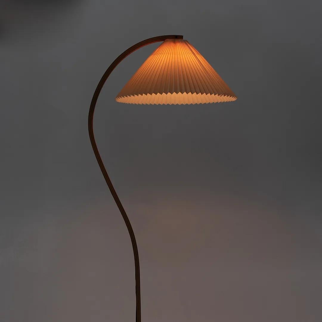 1971 Caprani Teck and Linen Timberline Floor Lamp by Mads Caprani Denmark Bon état - En vente à Philadelphia, PA