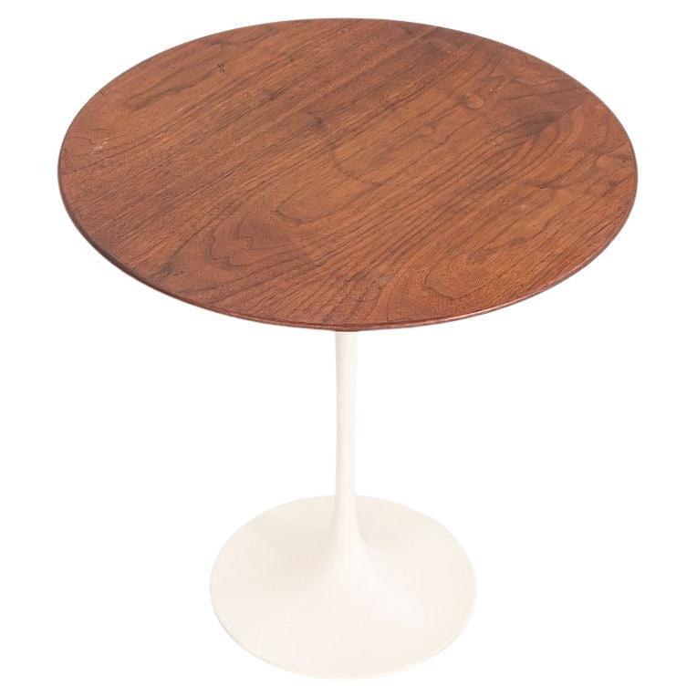 1971 Eero Saarinen für Knoll Tulpen-Sockel-Beistelltisch 20" aus Nussbaumholz im Angebot