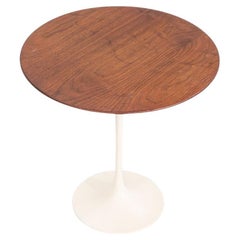 1971 Eero Saarinen für Knoll Tulpen-Sockel-Beistelltisch 20" aus Nussbaumholz
