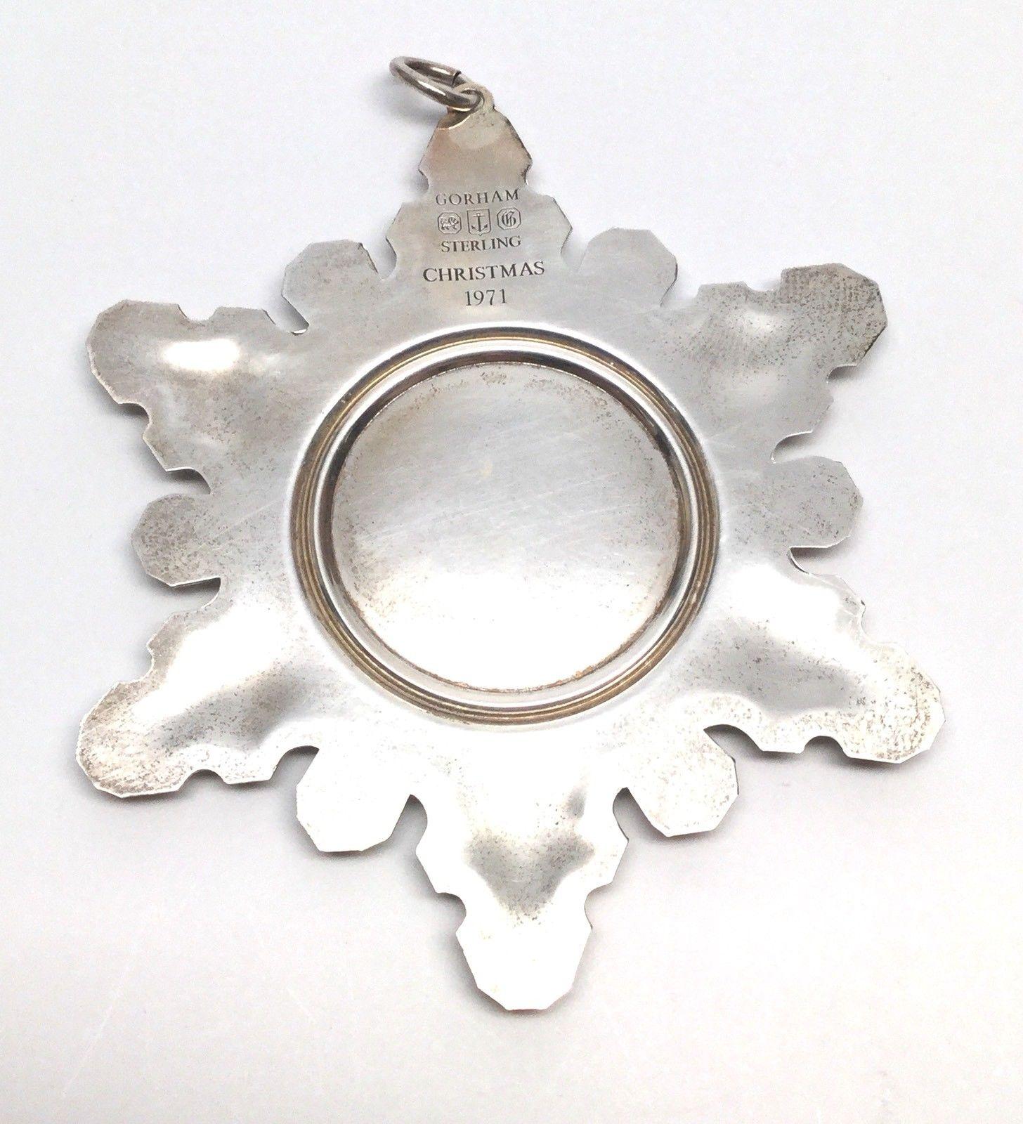1971 Gorham sterling silver Christmas Star ornament. This is a beautiful 1971sterling silver Christmas Star ornament designed by Gorham. Measurement: Approximate 3 7/16 inches L x 3 1/4 inches W. Hangs approximate 3 1/2 inches from the top of the
