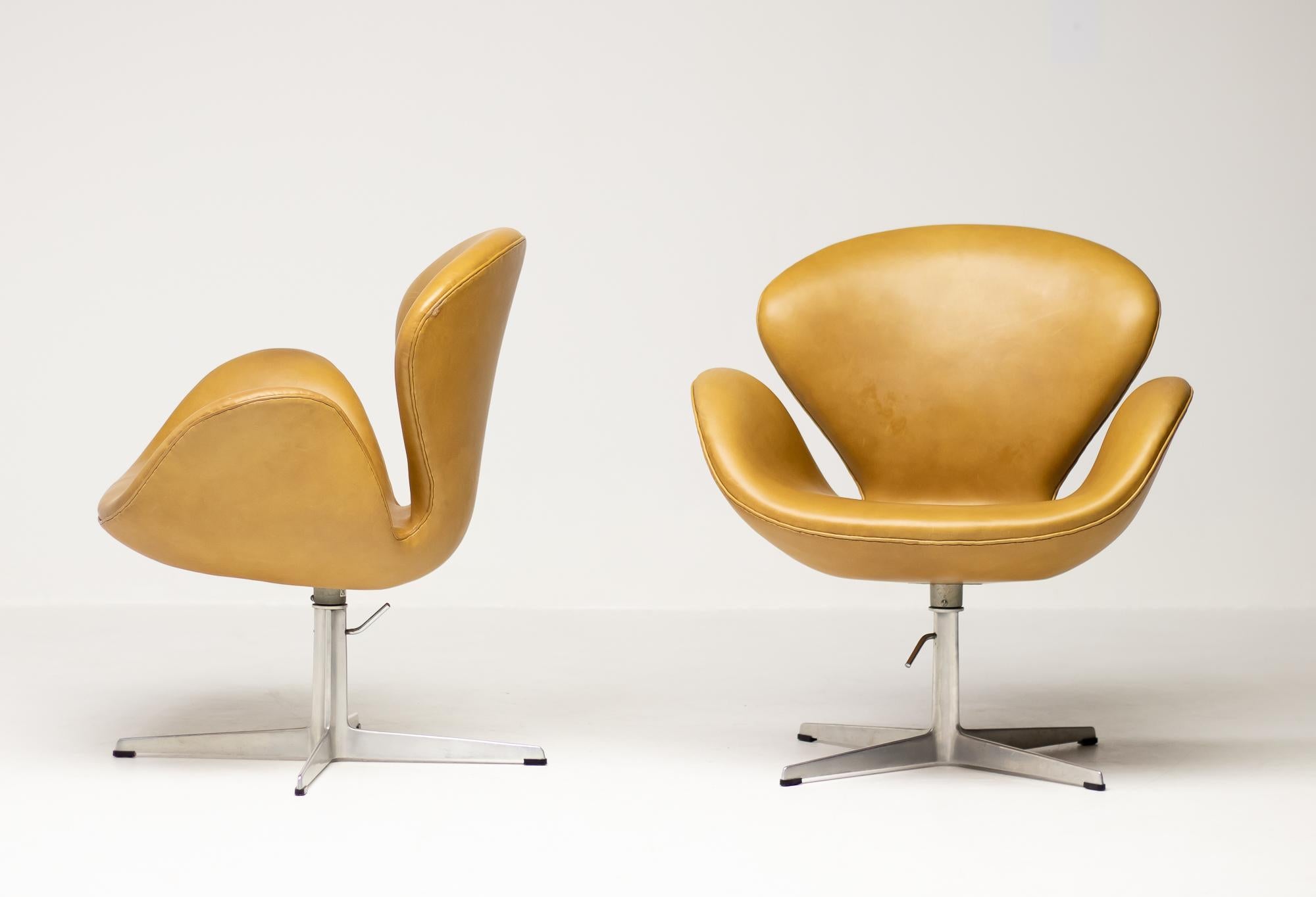1971 Leather Swan Chairs by Arne Jacobsen 3