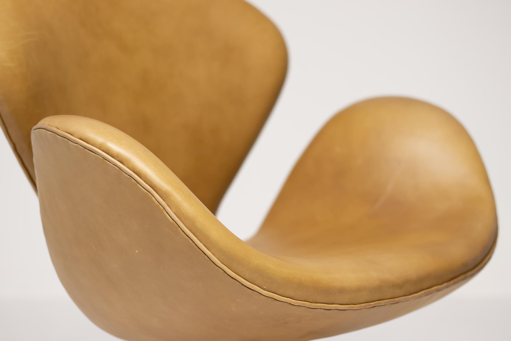 Mid-Century Modern 1971 Leather Swan Chairs by Arne Jacobsen