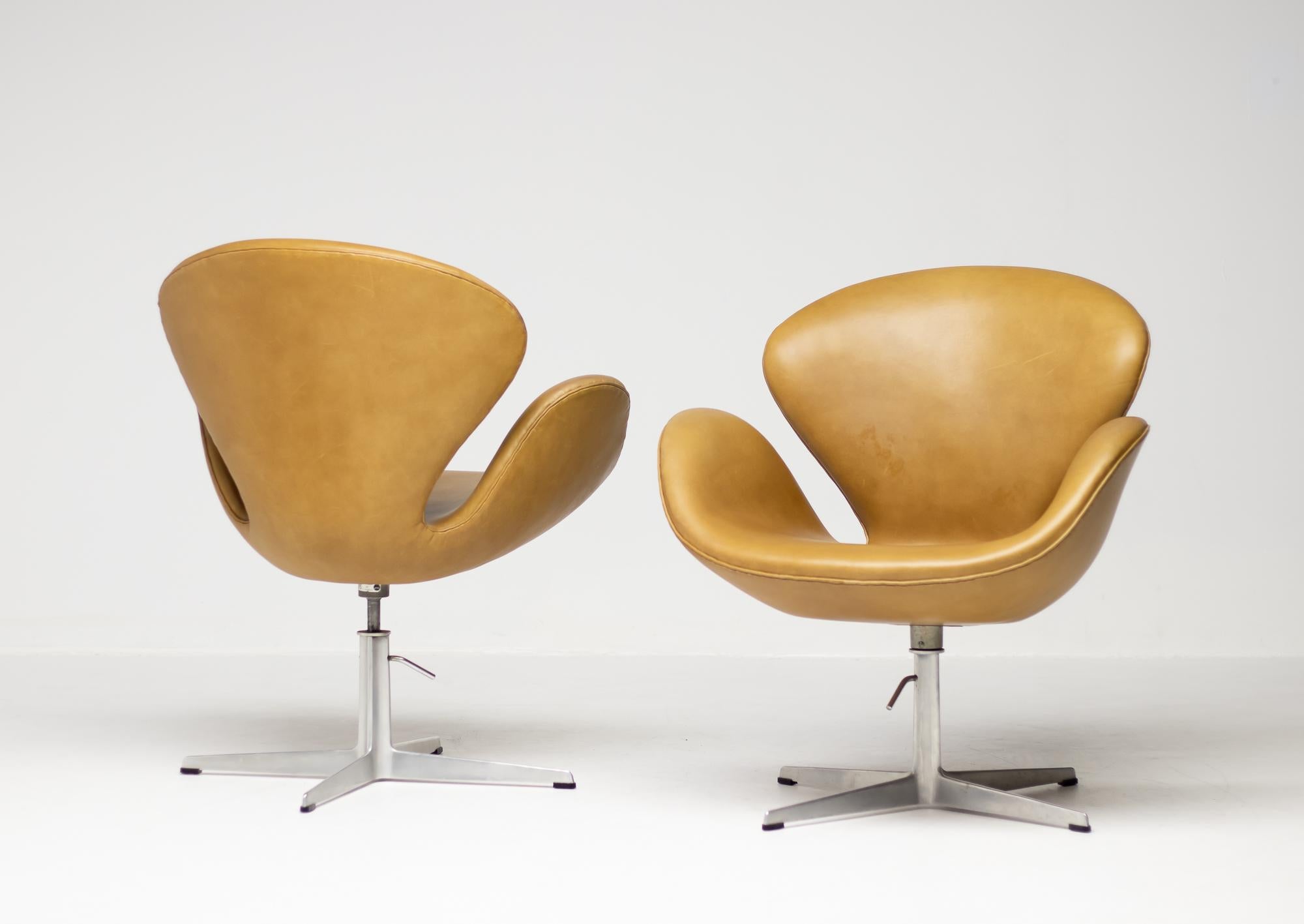 Danish 1971 Leather Swan Chairs by Arne Jacobsen