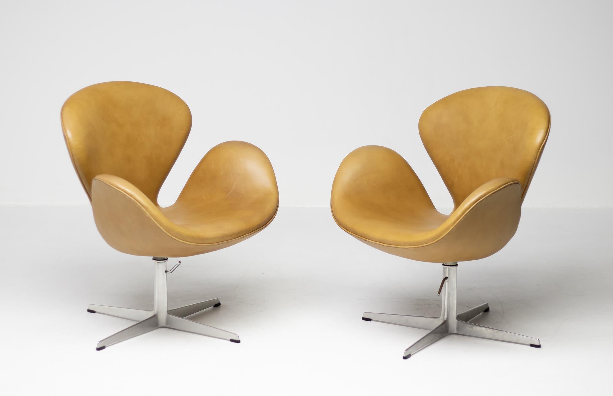 Late 20th Century 1971 Leather Swan Chairs by Arne Jacobsen