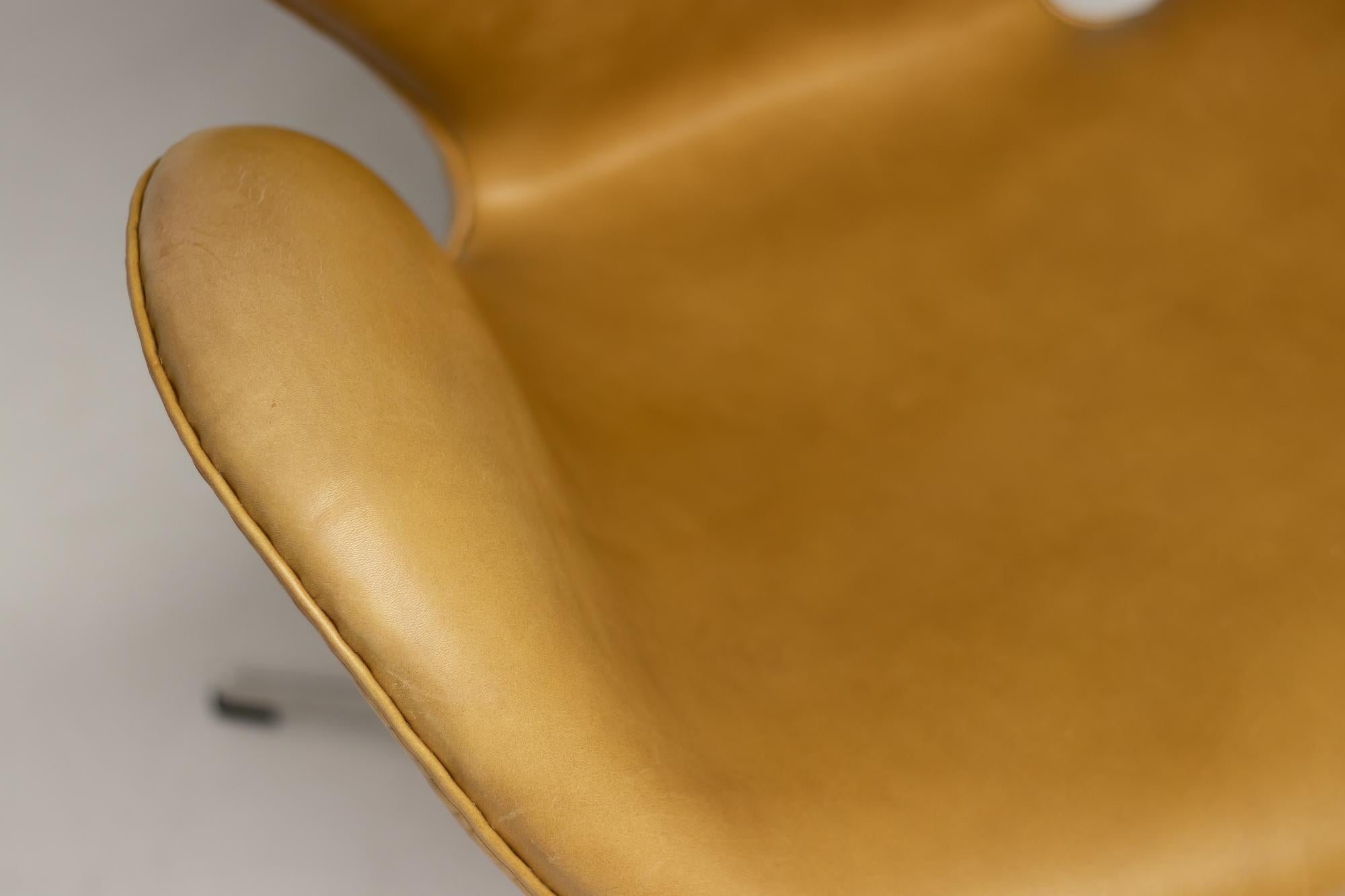 Aluminum 1971 Leather Swan Chairs by Arne Jacobsen