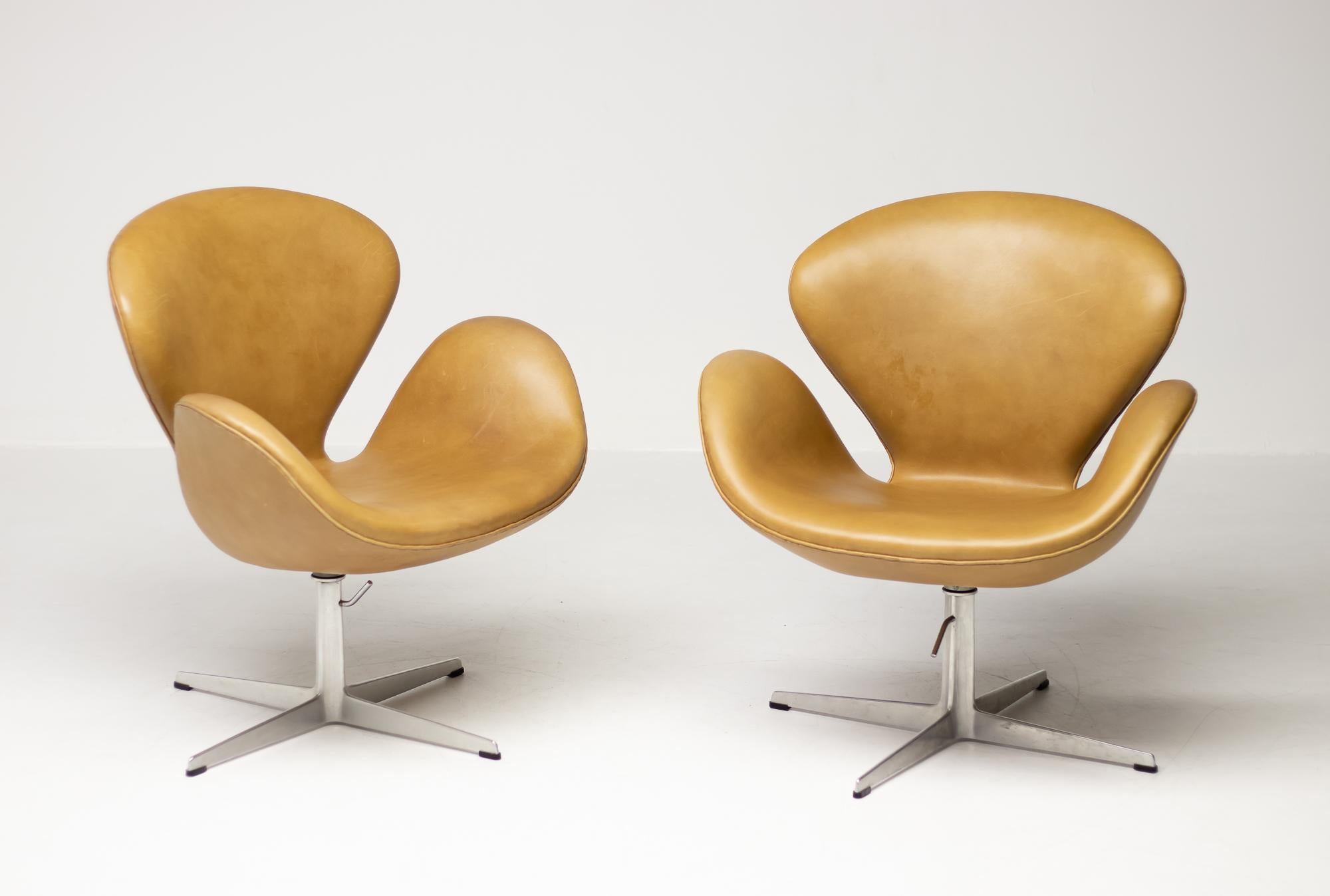 1971 Leather Swan Chairs by Arne Jacobsen 1