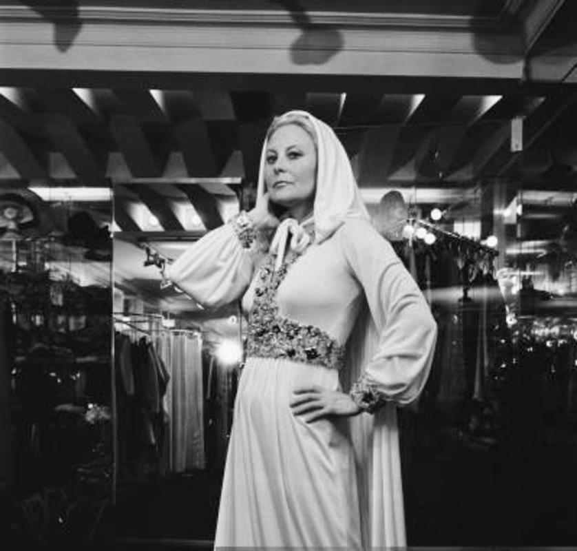 1971 LORIS AZZARO Kleid mit Perlenstickerei im Angebot 7