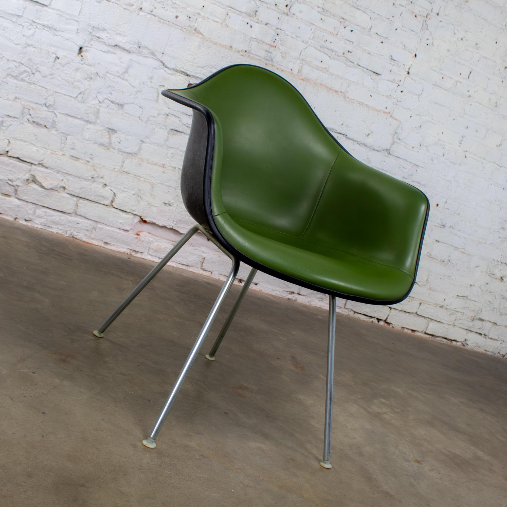 1971 MCM Eames Herman Miller Geformter Glasfaserschalen-Sessel Gepolstert Grün (Verzinkt) im Angebot