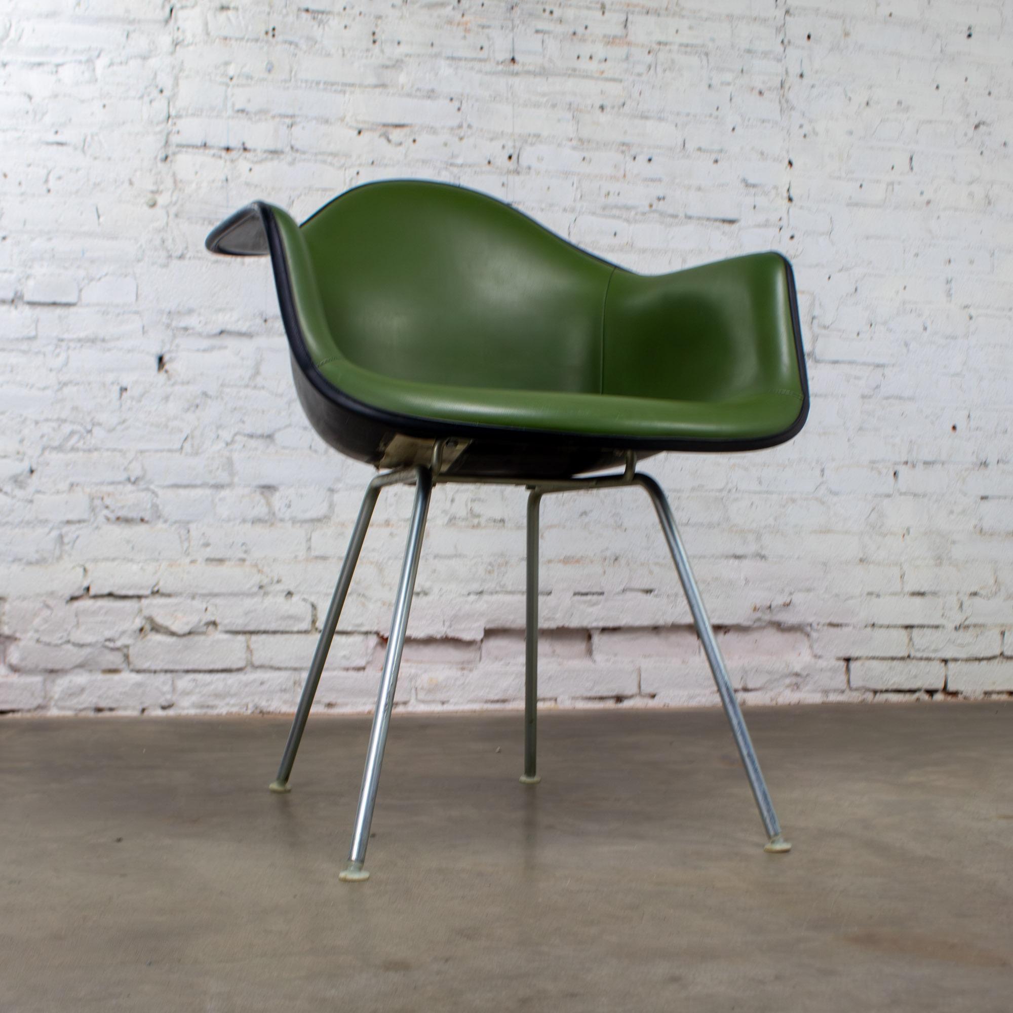 1971 MCM Eames Herman Miller Geformter Glasfaserschalen-Sessel Gepolstert Grün im Zustand „Gut“ im Angebot in Topeka, KS