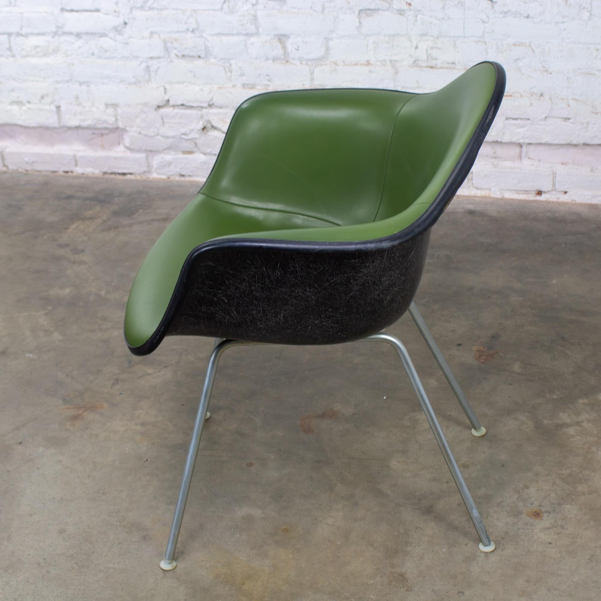1971 MCM Eames Herman Miller Geformter Glasfaserschalen-Sessel Gepolstert Grün (Metall) im Angebot