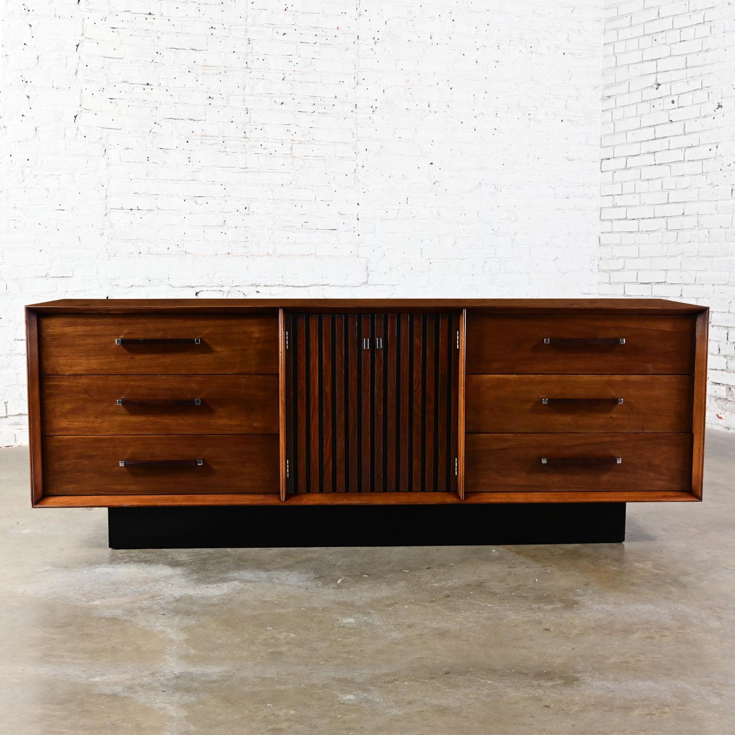 1971 MCM Lane Dresser Credenza Buffet Tower Suite Collection Walnut & Rosewood For Sale 5