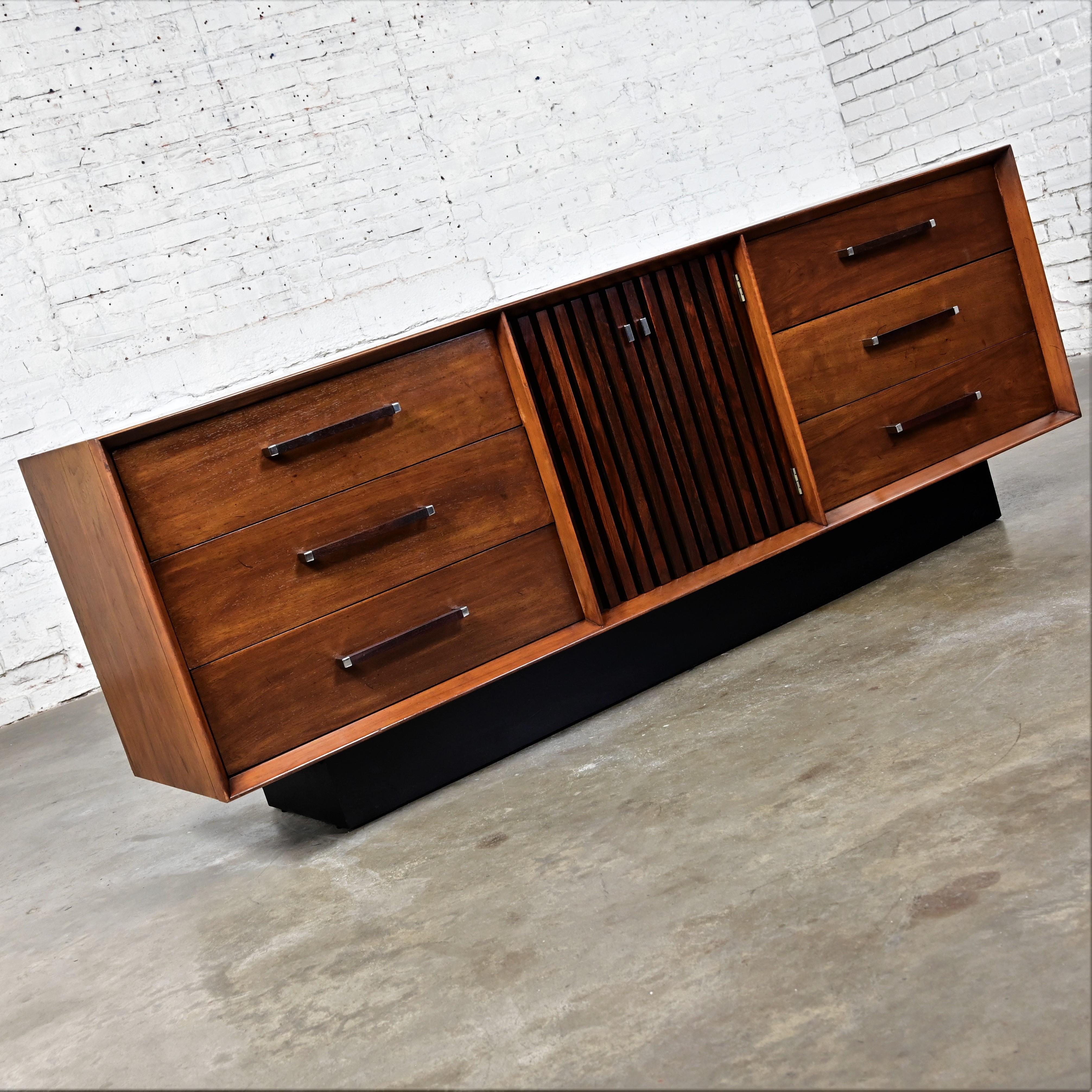 Mid-Century Modern 1971 MCM Lane Dresser Credenza Buffet Tower Suite Collection Walnut & Rosewood For Sale