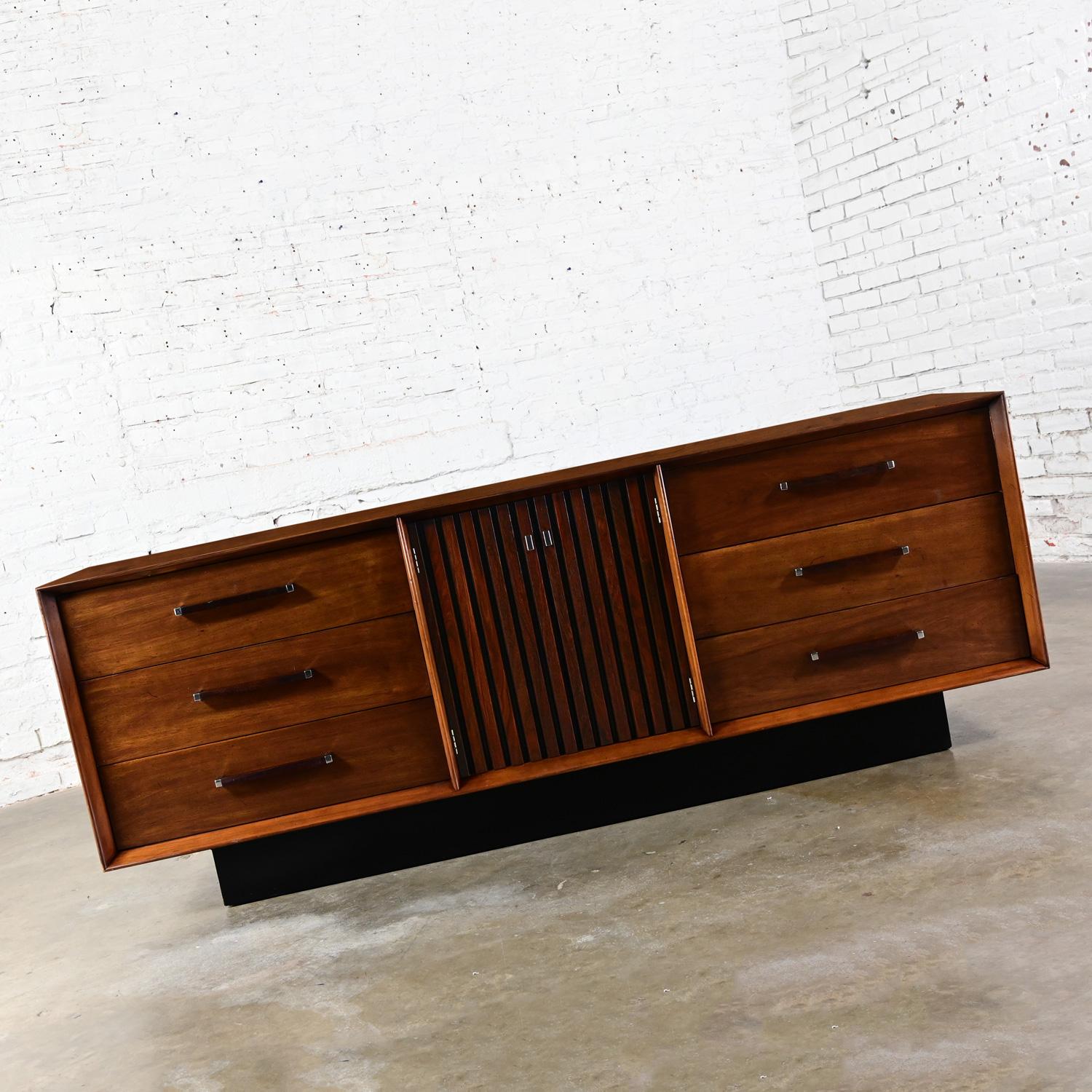 1971 MCM Lane Dresser Credenza Buffet Tower Suite Collection Walnut & Rosewood In Good Condition For Sale In Topeka, KS