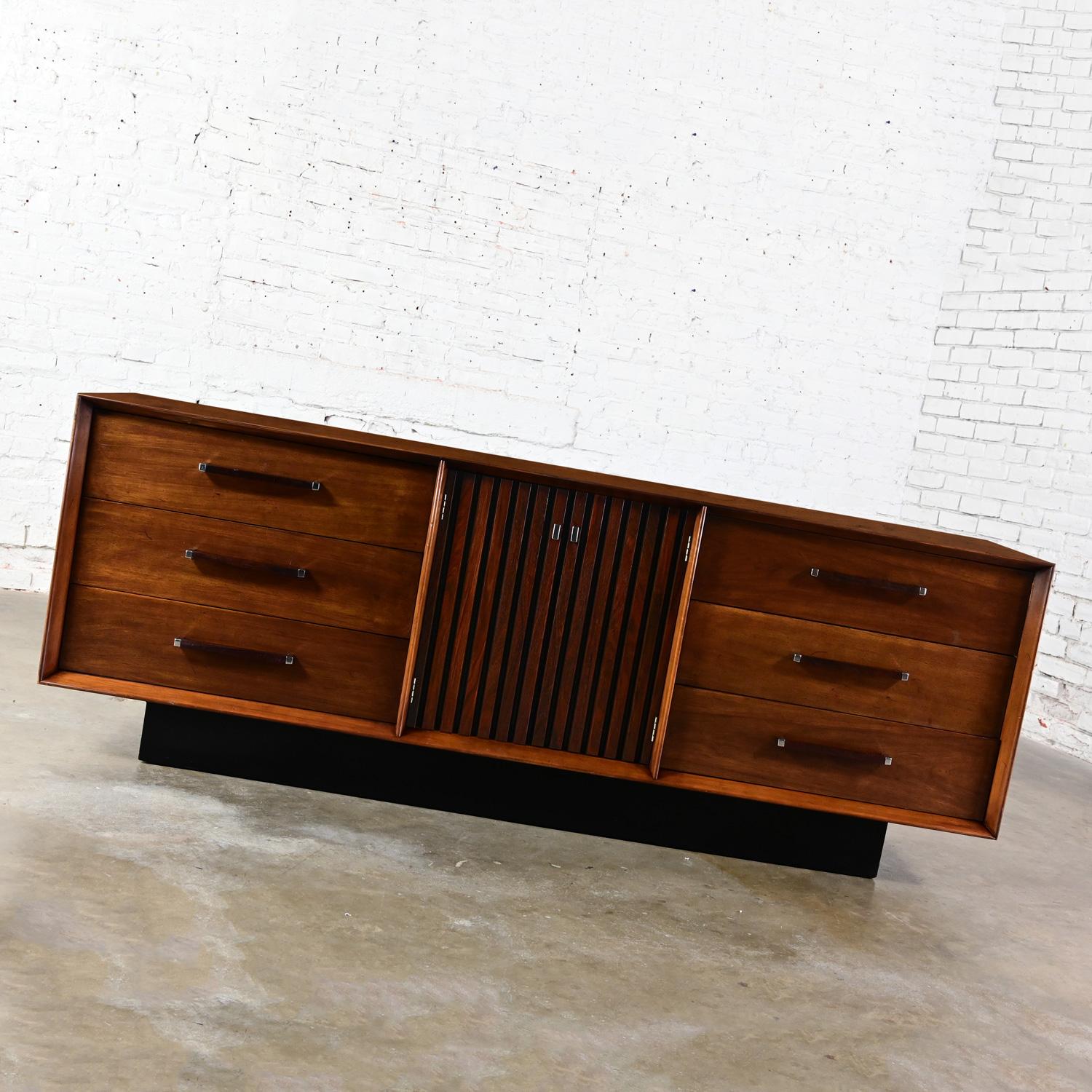 Late 20th Century 1971 MCM Lane Dresser Credenza Buffet Tower Suite Collection Walnut & Rosewood For Sale