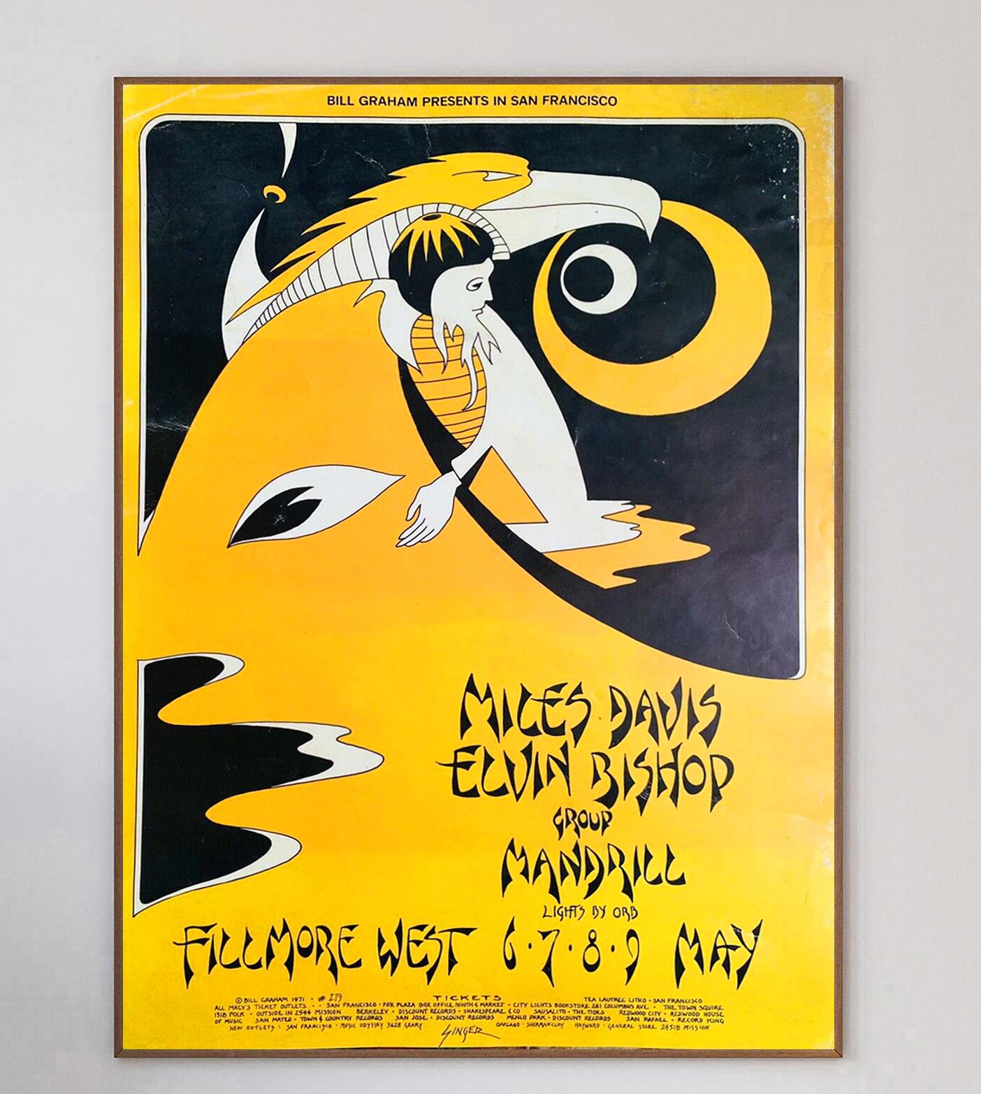 Conçue par l'artiste emblématique David Singer, cette magnifique affiche a été créée en 1971 pour promouvoir un concert de Miles Davis, Elvin Bishop & Mandrin au célèbre Fillmore West de San Francisco. Singer est surtout connu pour ses œuvres d'art