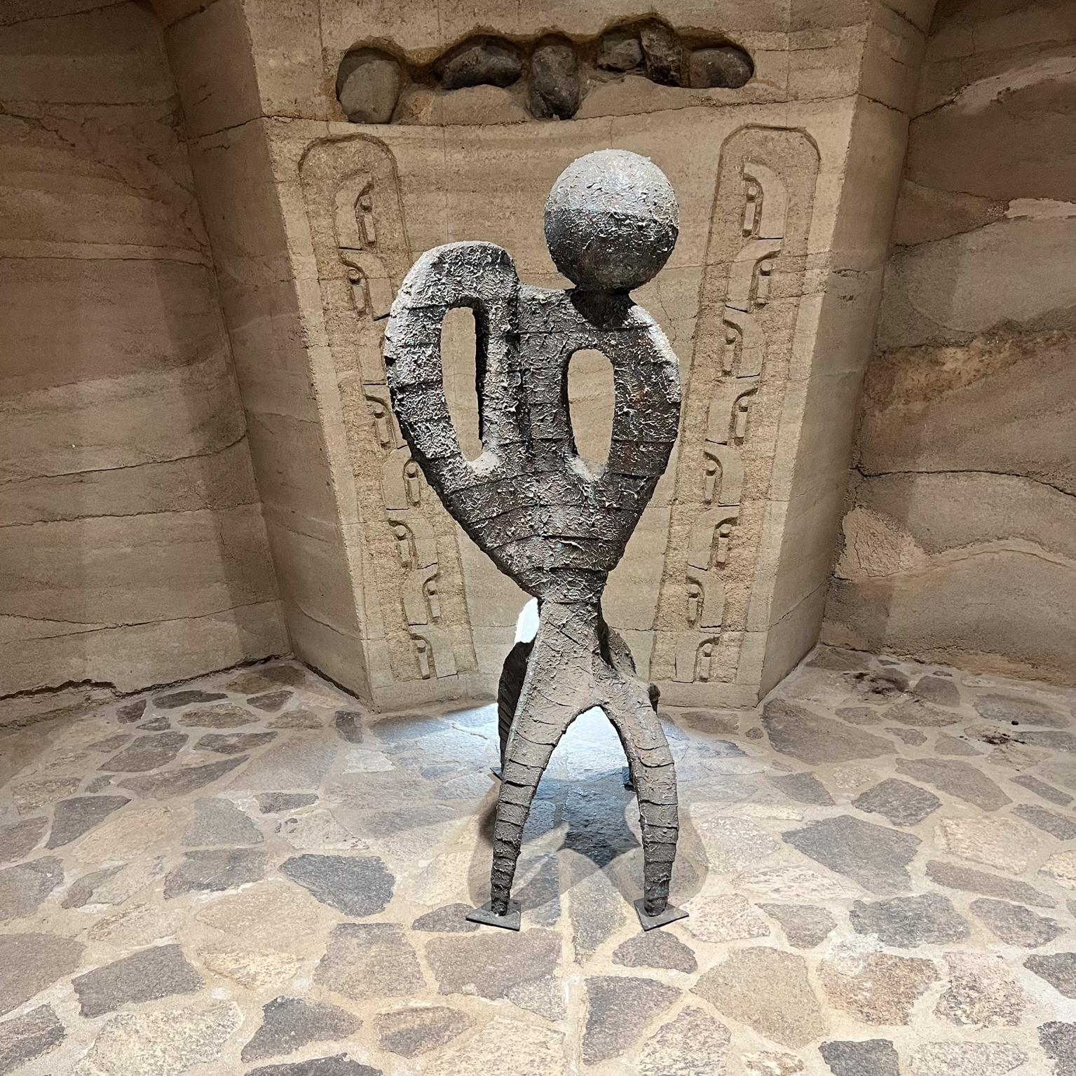 1971 Monumentale scultura astratta brutalista in metallo in vendita 6