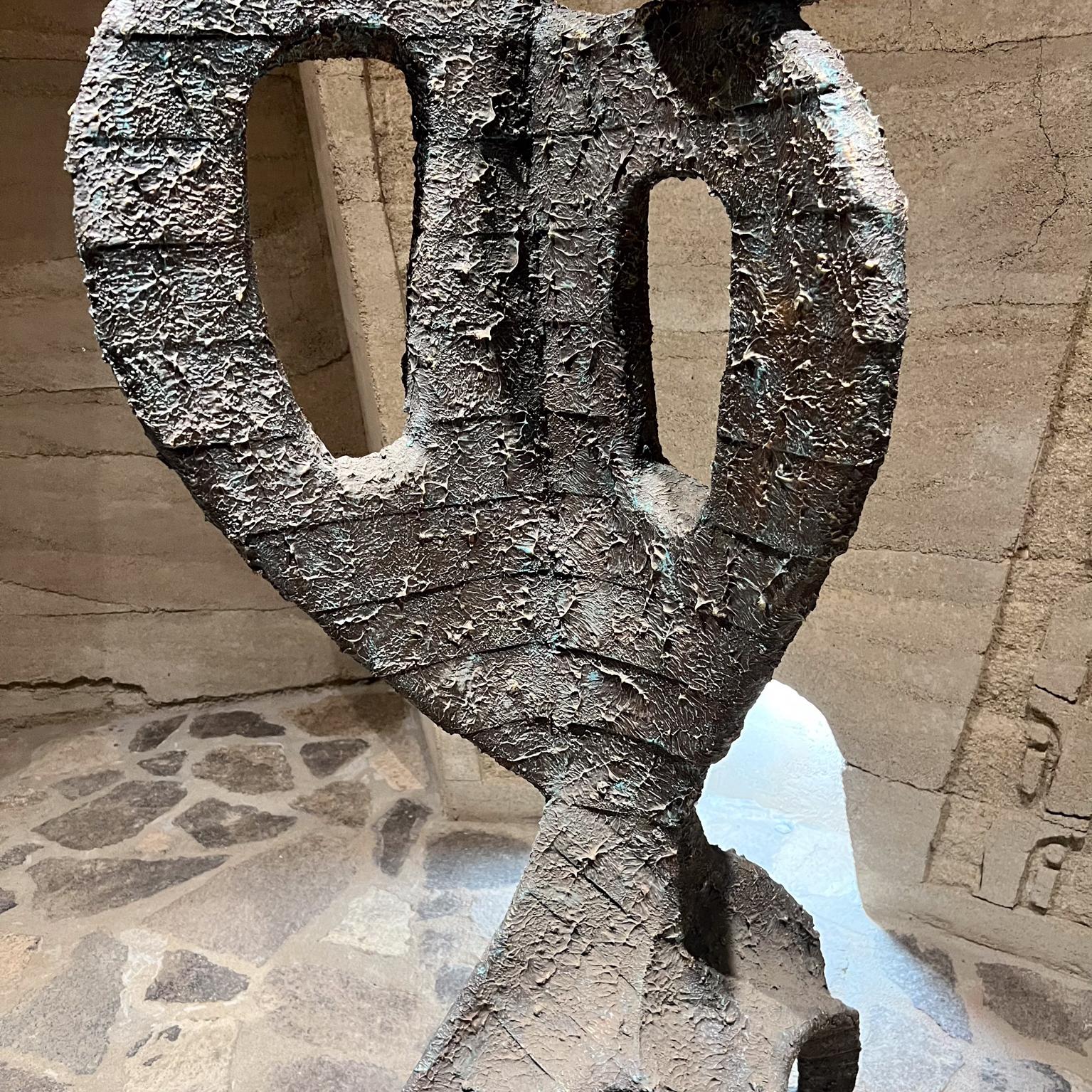 Mid-Century moderno 1971 Monumentale scultura astratta brutalista in metallo in vendita