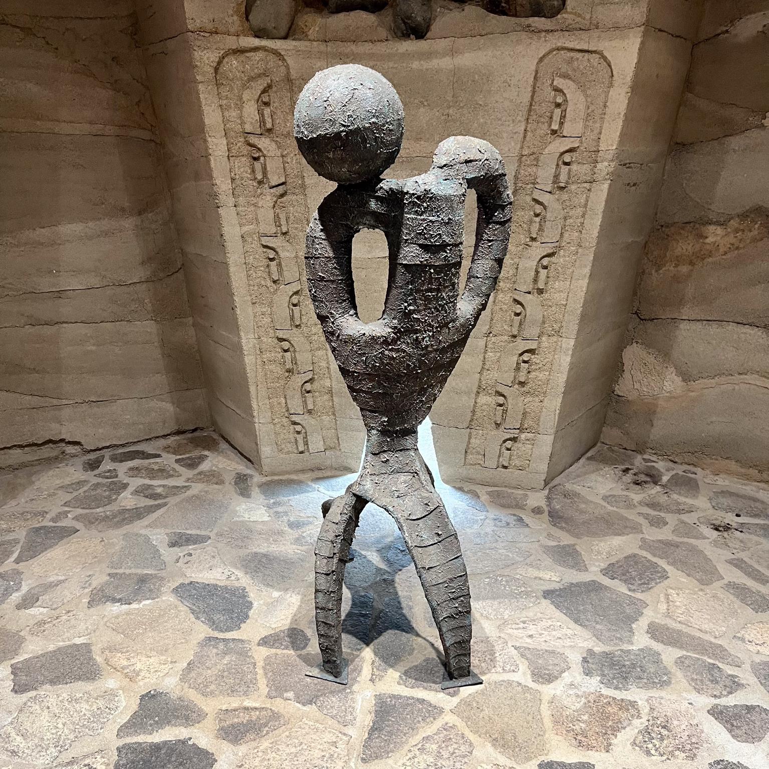 1971 Monumentale scultura astratta brutalista in metallo in vendita 2