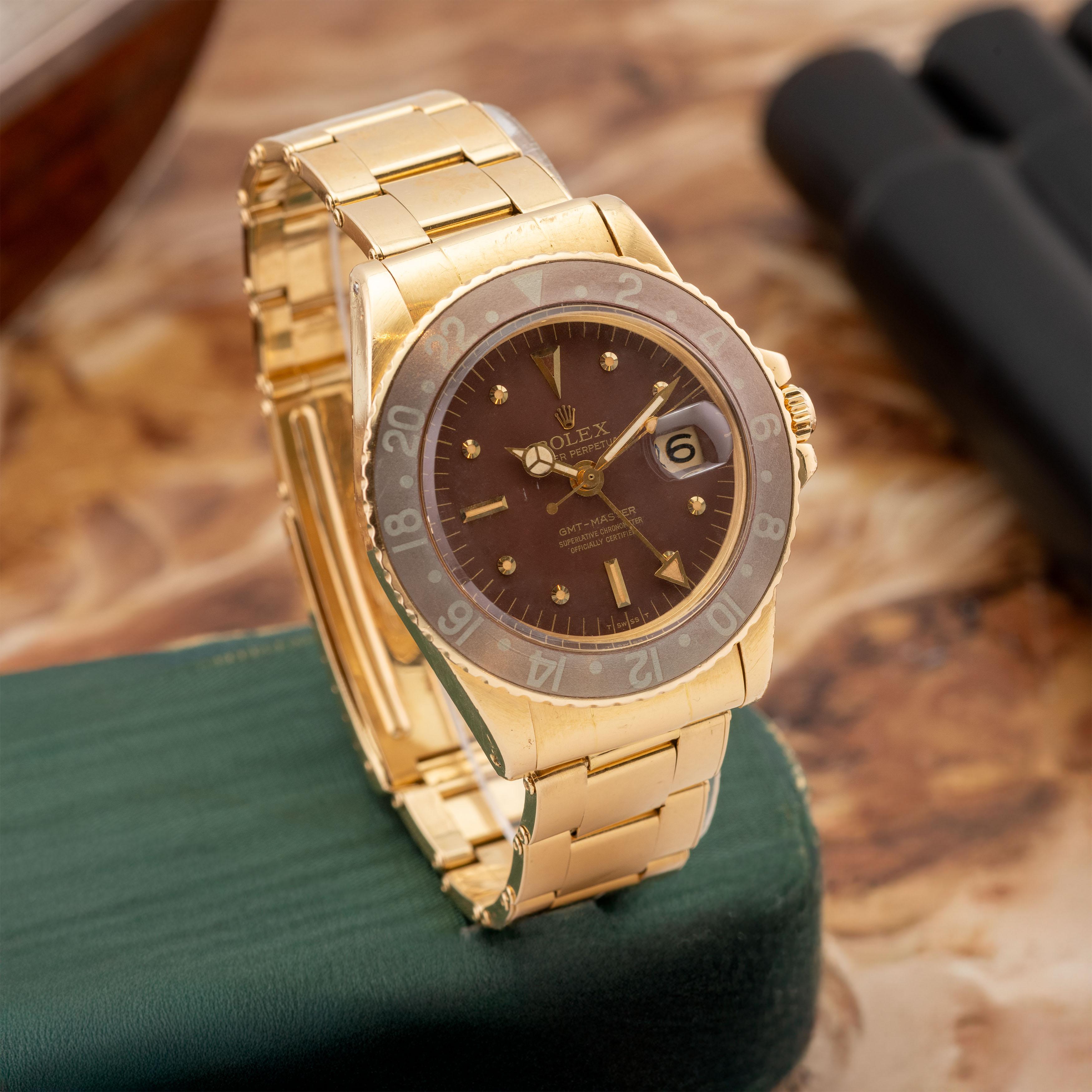 Ein GMT-Meister in Gold

Diese GMT-Master Ref. 1675 aus dem Jahr 1971 ist ein herausragendes Beispiel für Rolex' goldenes Zeitalter der Sportuhren. 1675 ist ganz in 18 Karat Gelbgold gehalten und mit dem passenden und seltenen genieteten